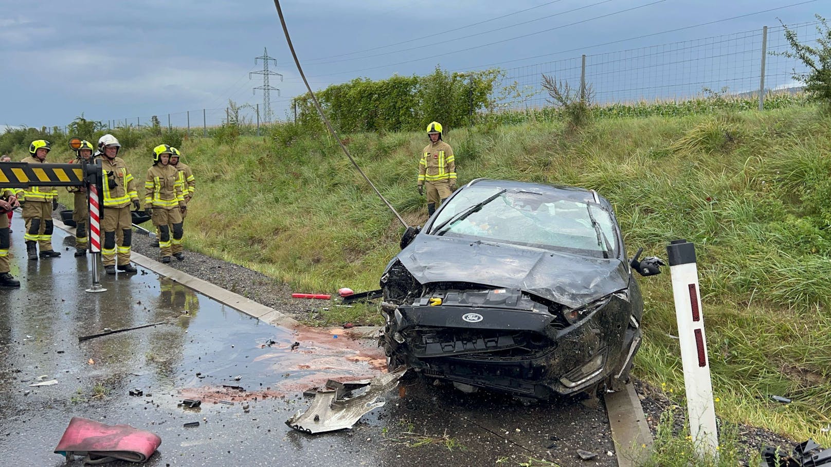 Das Fahrzeug kam von der Straße ab und überschlug sich. Vier Personen wurden bei dem Unfall verletzt.