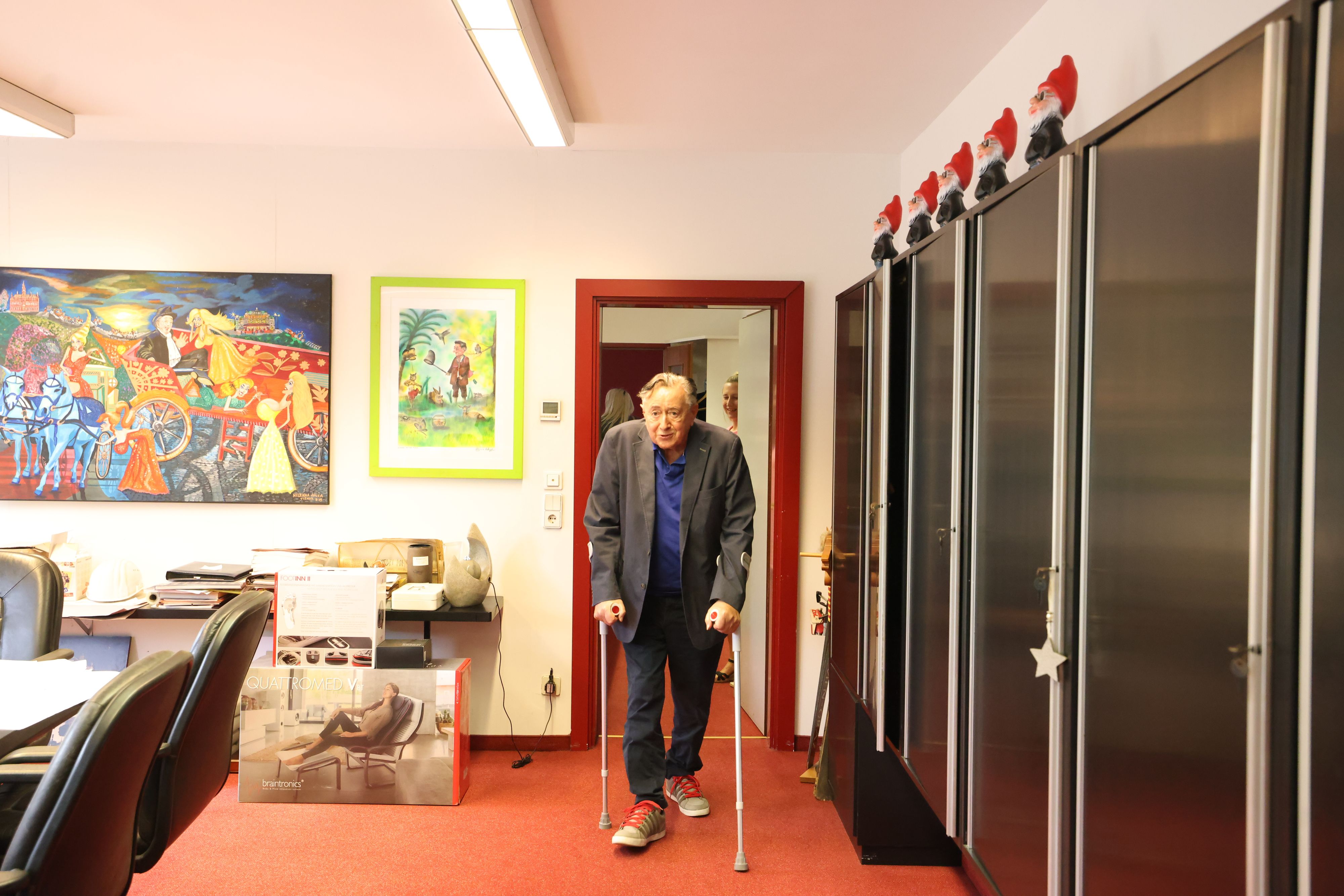 Richard Lugner ist zurzeit auf Krücken unterwegs