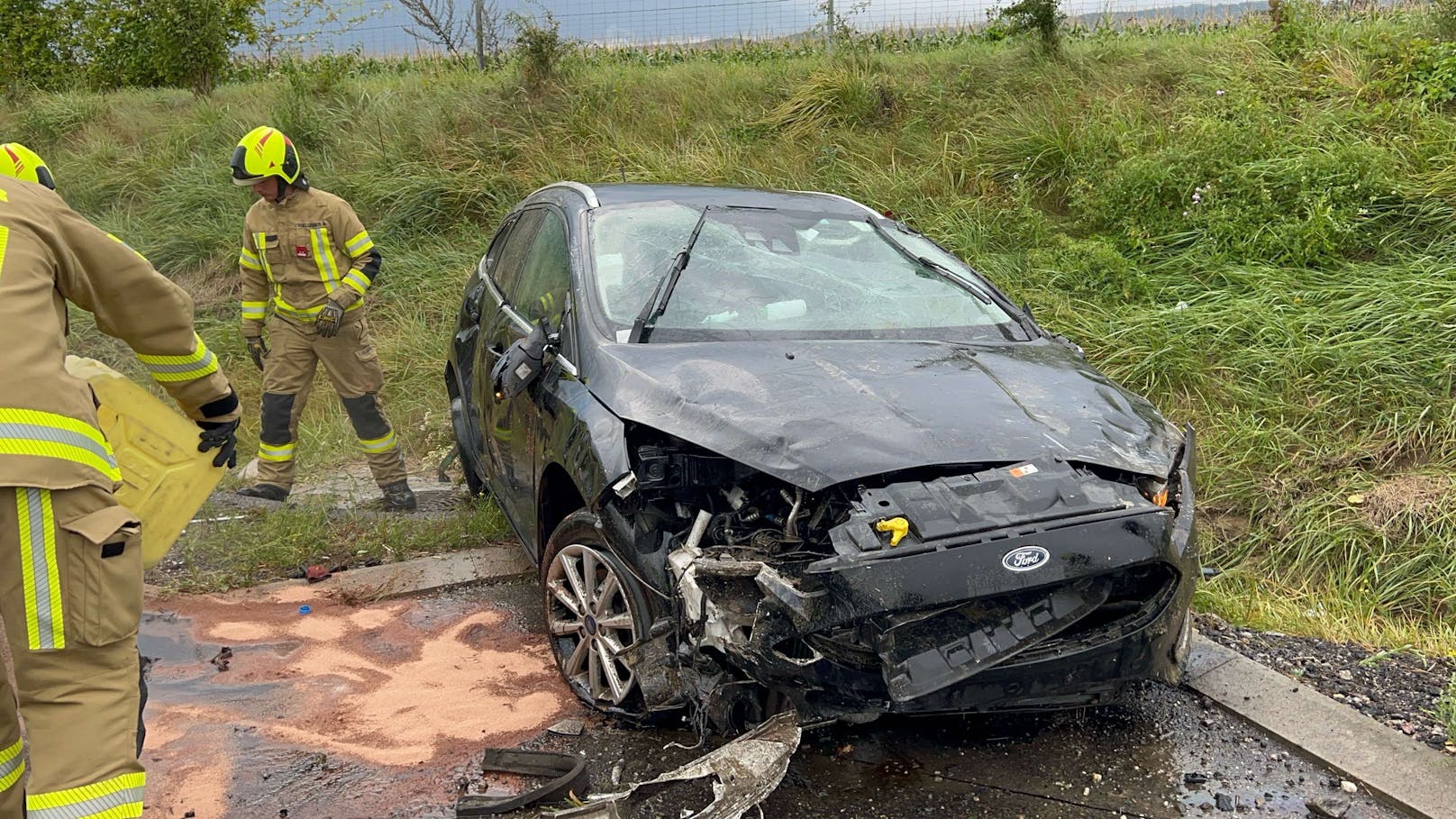 Das Fahrzeug kam von der Straße ab und überschlug sich. Vier Personen wurden bei dem Unfall verletzt.