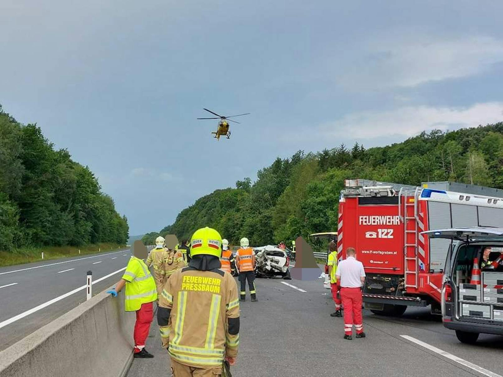 Rettungsheli, zahlreiche Einsatzkräfte vor Ort.