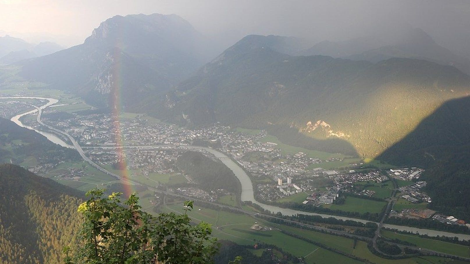 "Der Regenbogen ist immer ein kompletter Kreis. Wenn man hoch genug steht, dann kann man auch die untere Hälfte sehen", erklärt die UWZ in der Rubrik "Wissenswert".