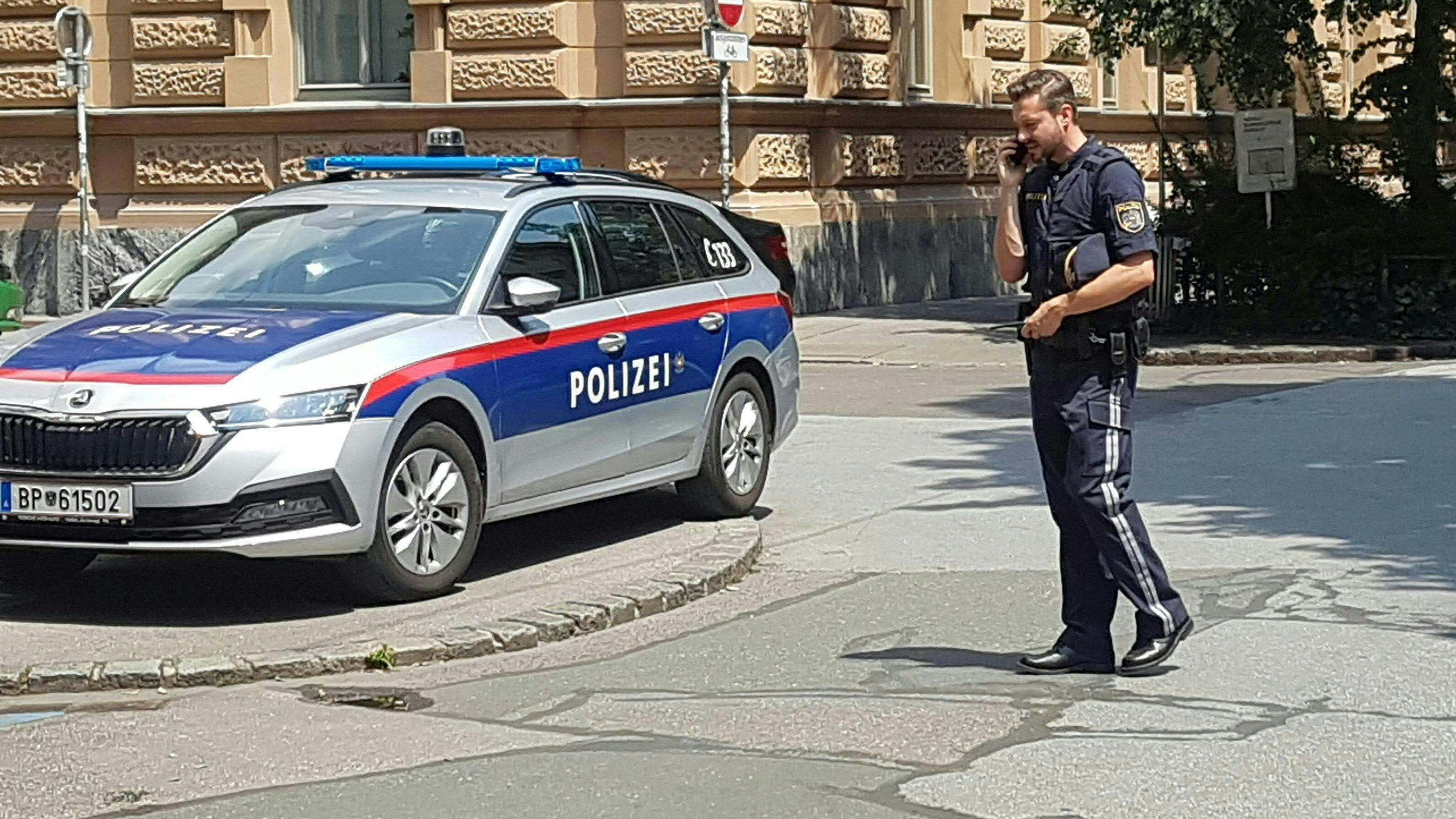 Download von www.picturedesk.com am 04.08.2024 (21:57).  ABD0045_20240712 - GRAZ - ÖSTERREICH: ZU APA0191 VOM 12.7.2024 - In der Grazer Innenstadt ist es am Freitag, 12. Juli 2024, zu einem Großeinsatz der Polizei gekommen. Laut ersten Angaben der Pressestelle soll es sich um ein "mutmaßliches Gewaltdelikt" handeln. Im Bild: Polizei am Einsatzort. - FOTO: APA/PETER KOLB - 20240712_PD3080 - Rechteinfo: Rights Managed (RM)