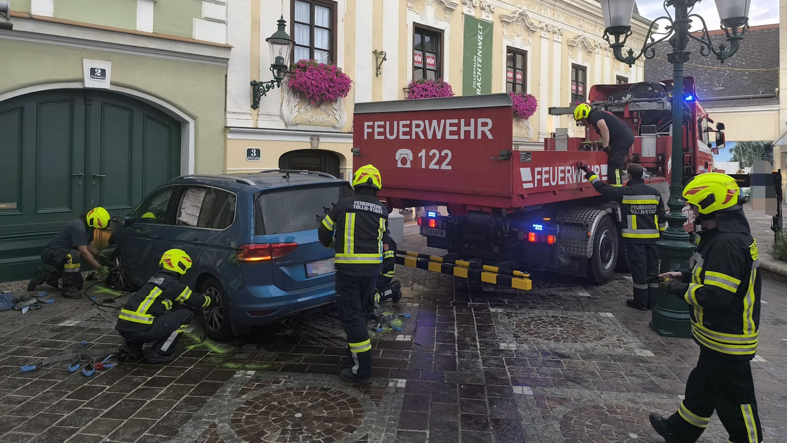 Die Feuerwehr barg den Unfallwagen.