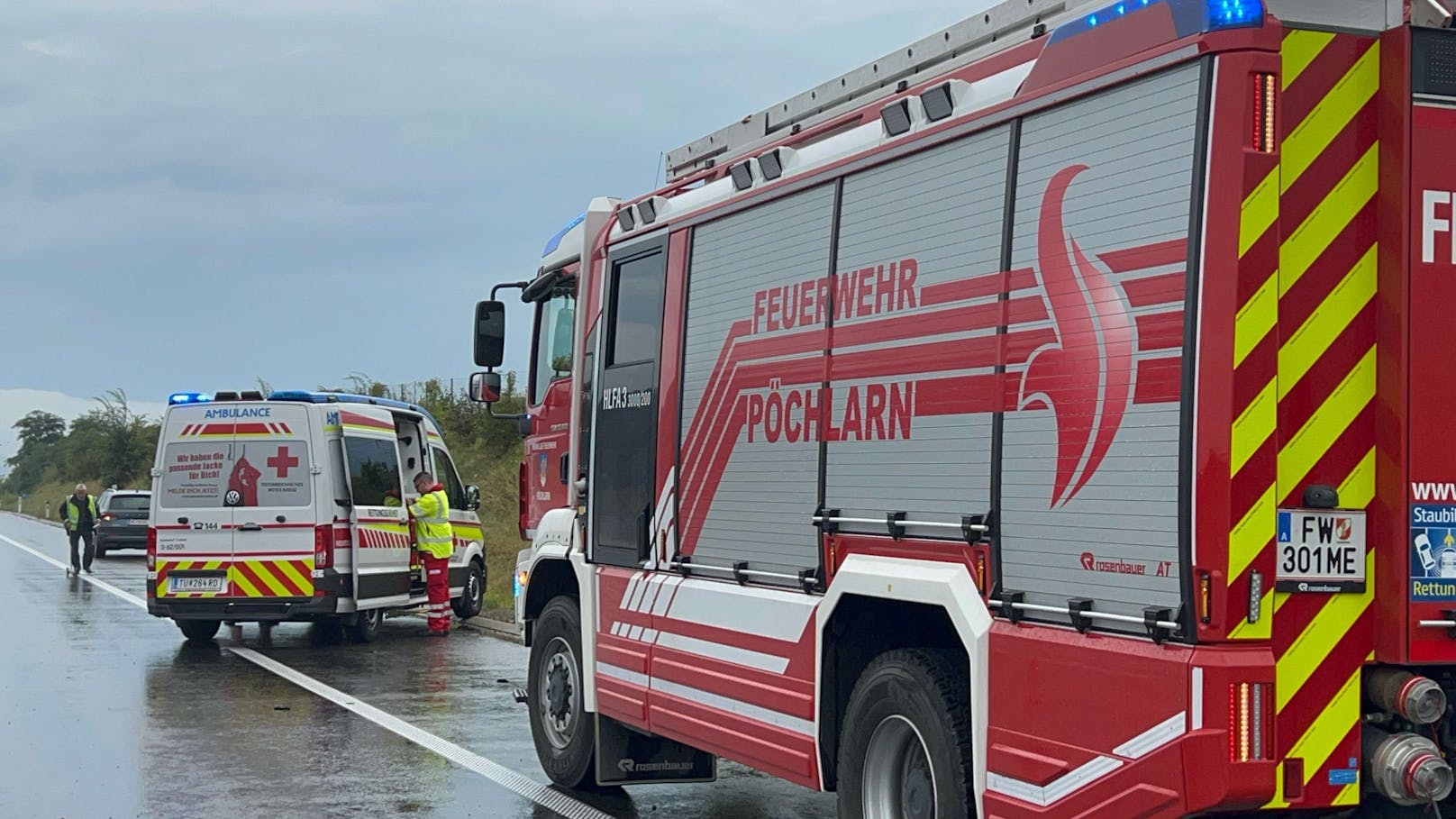 Das Fahrzeug kam von der Straße ab und überschlug sich. Vier Personen wurden bei dem Unfall verletzt.