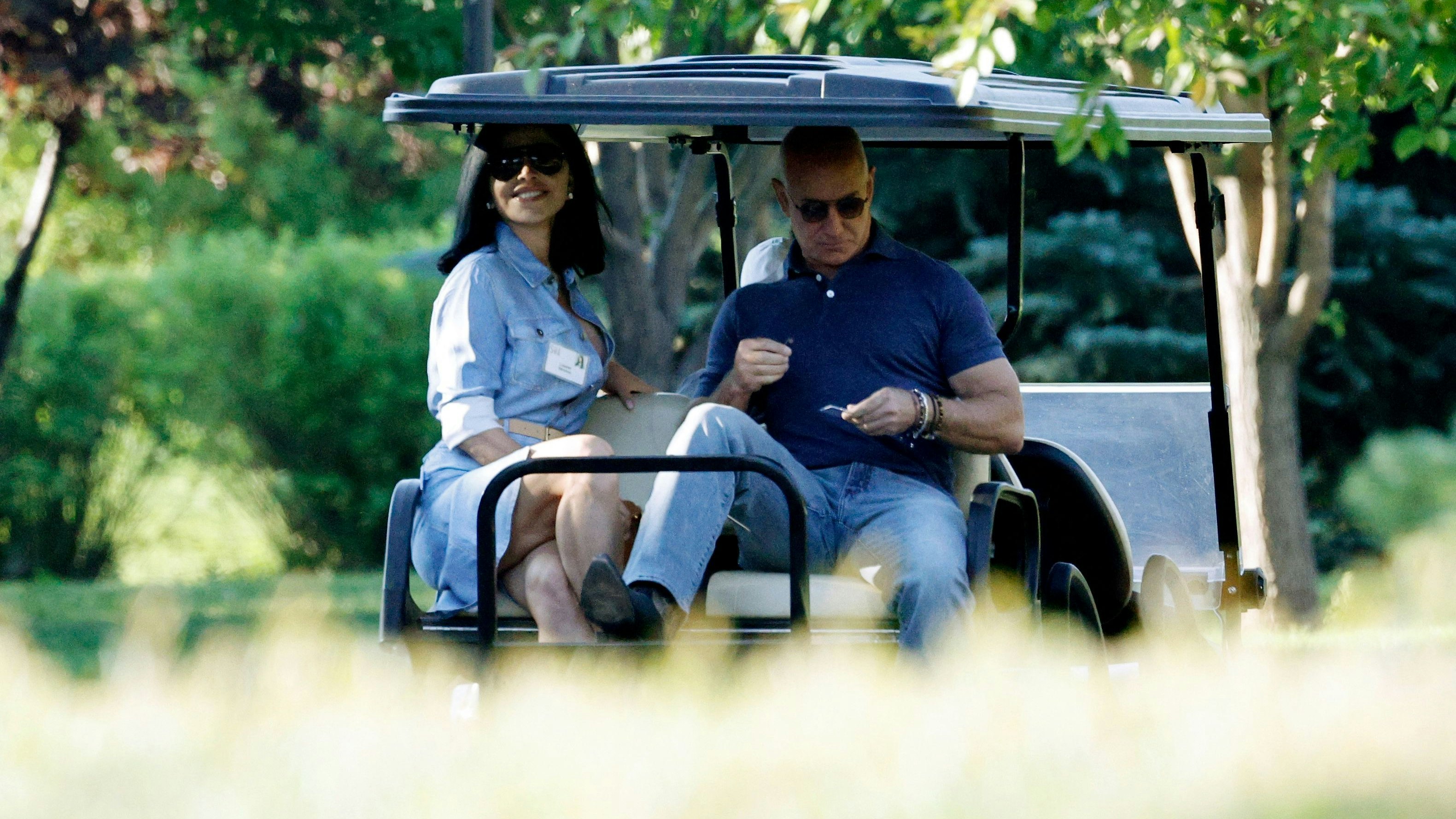 Jeff Bezos, Gründer von Amazon.com, mit Partnerin Lauren Sanchez in Sun Valley, Idaho