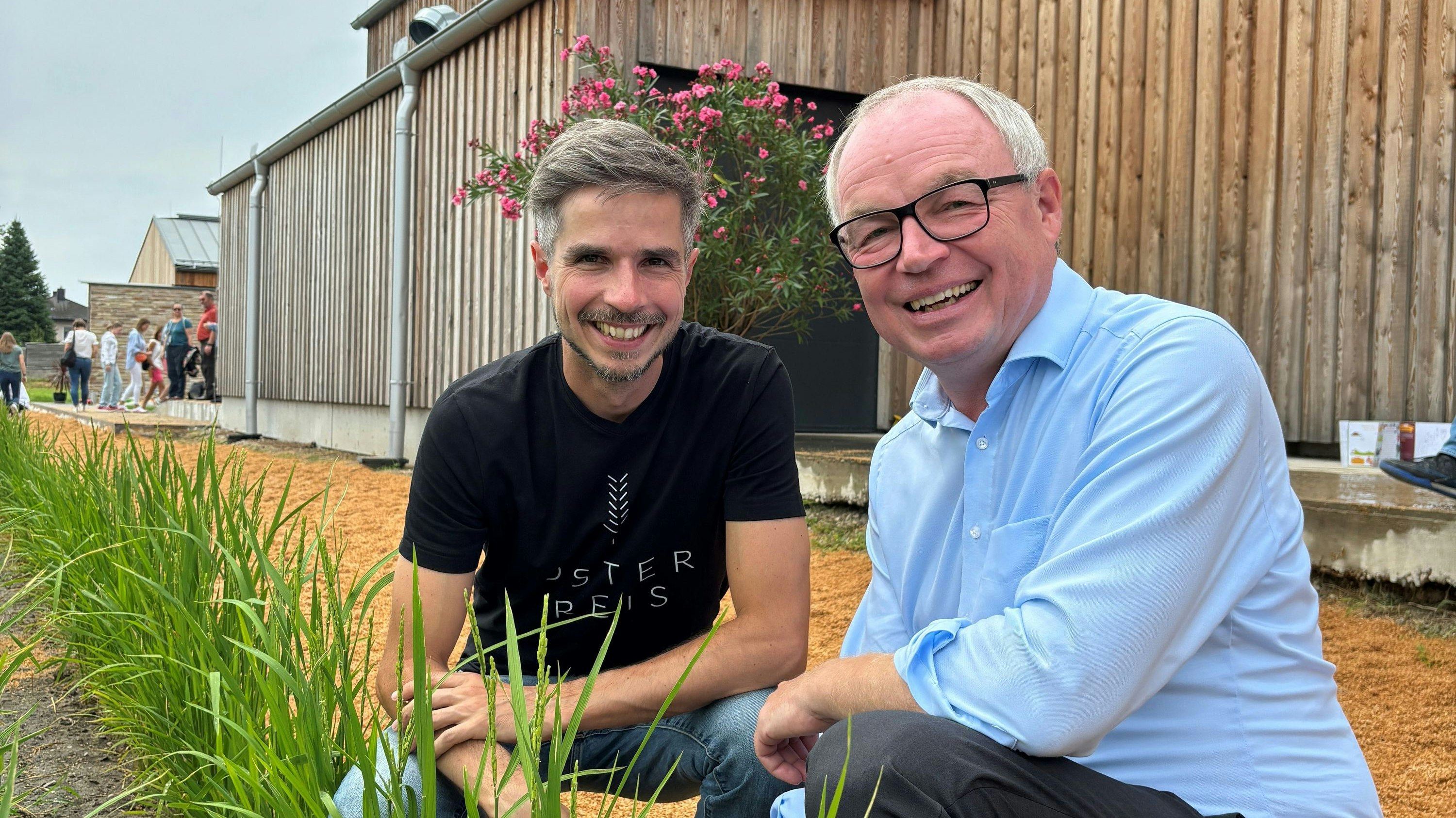 Mitten in Niederösterreich wird Reis angebaut und verkauft. Landeshauptfrau Stellvertreter Stephan Pernkopf (r.) ließ sich die Eröffnung in Gerasdorf nicht entgehen.