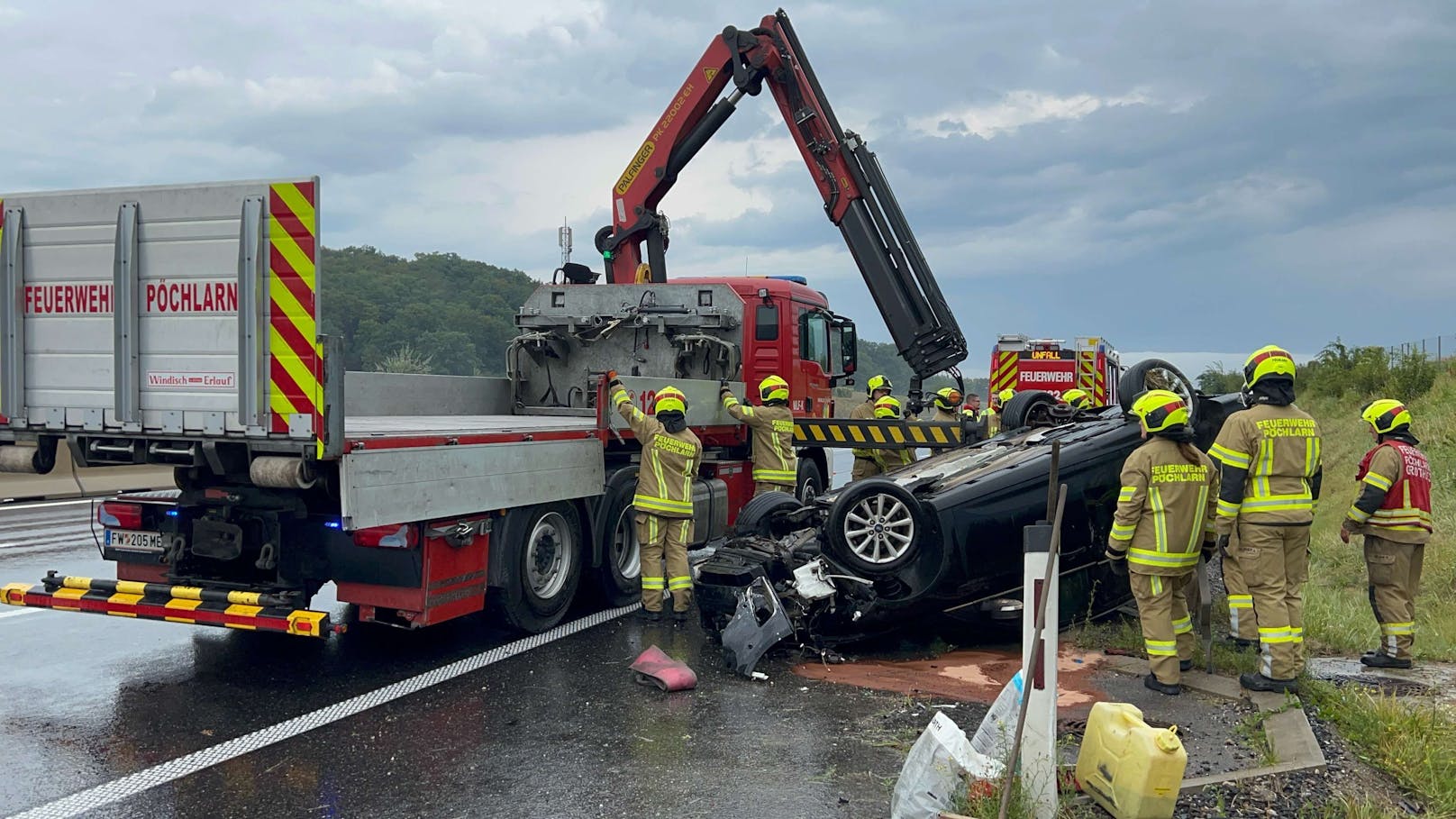 Das Fahrzeug kam von der Straße ab und überschlug sich. Vier Personen wurden bei dem Unfall verletzt.