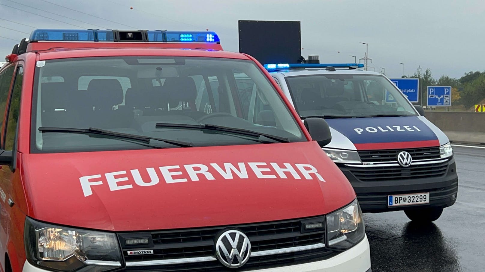 Das Fahrzeug kam von der Straße ab und überschlug sich. Vier Personen wurden bei dem Unfall verletzt.