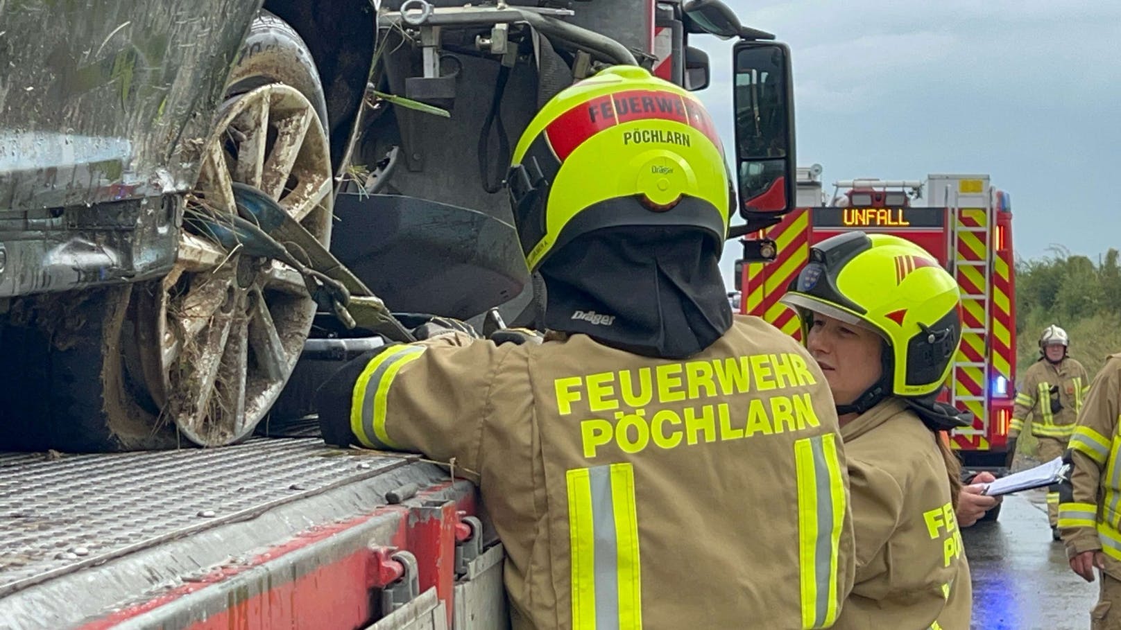 Bei dem Unfall ist auch Betriebsmittel ausgetreten. Die Feuerwehr übernahm die Reinigung der Straße und barg das Fahrzeug.