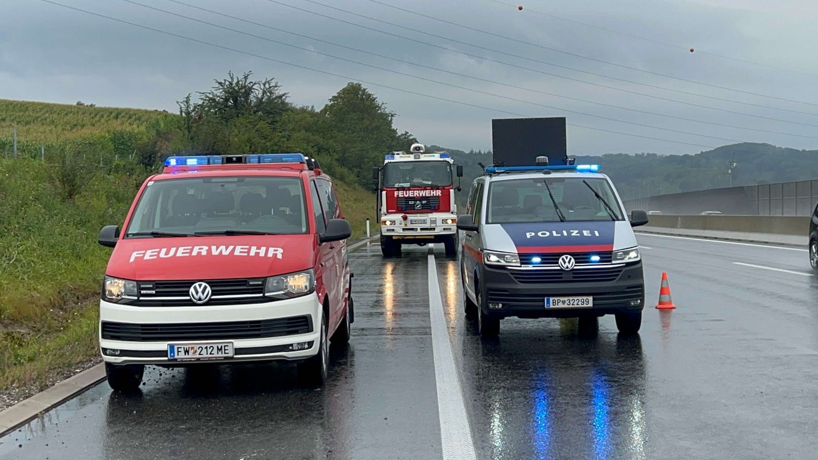 Das Fahrzeug kam von der Straße ab und überschlug sich. Vier Personen wurden bei dem Unfall verletzt.