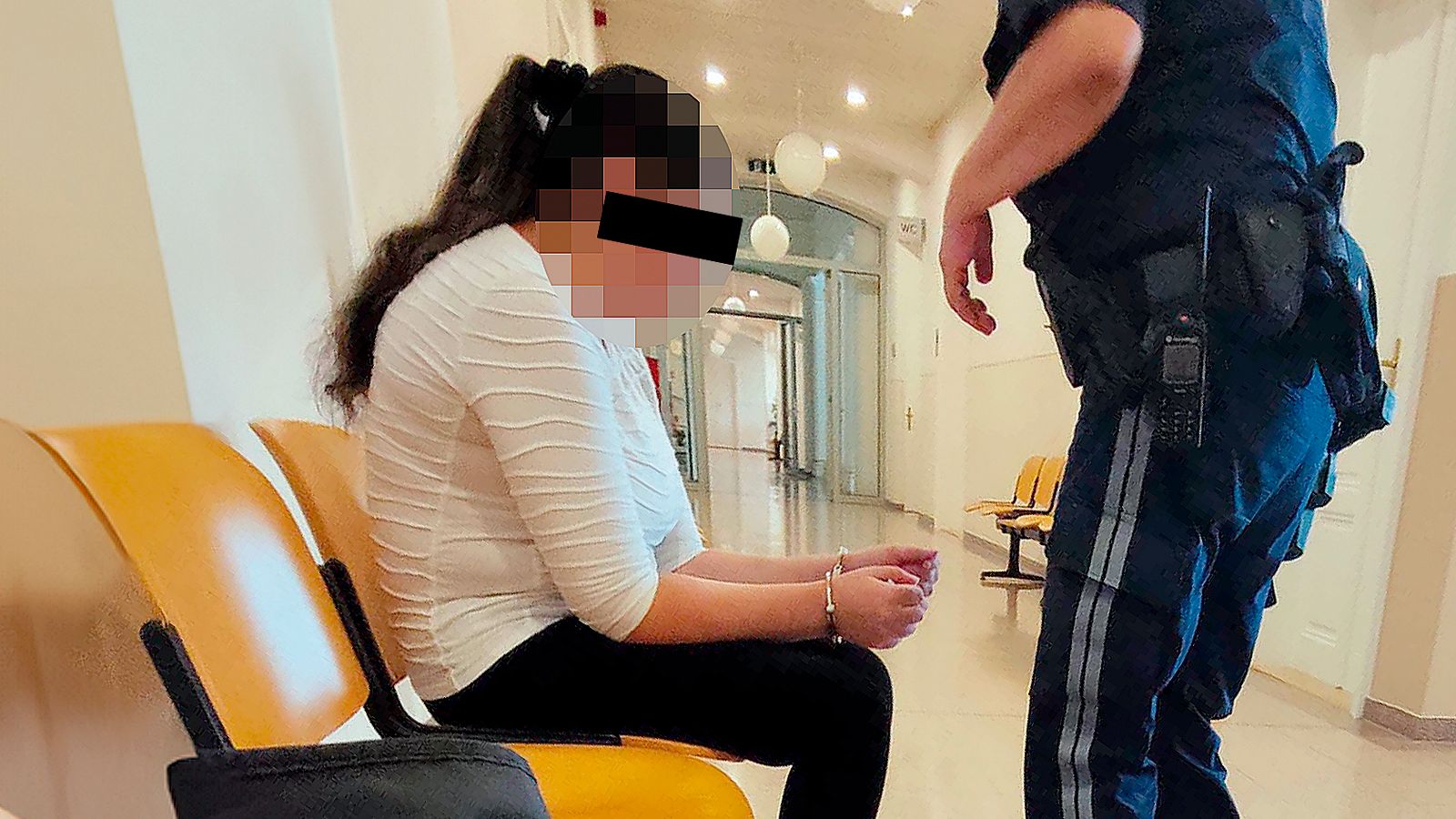 Angeklagte Frau in Handschellen in Wr. Neustadt vor Gericht