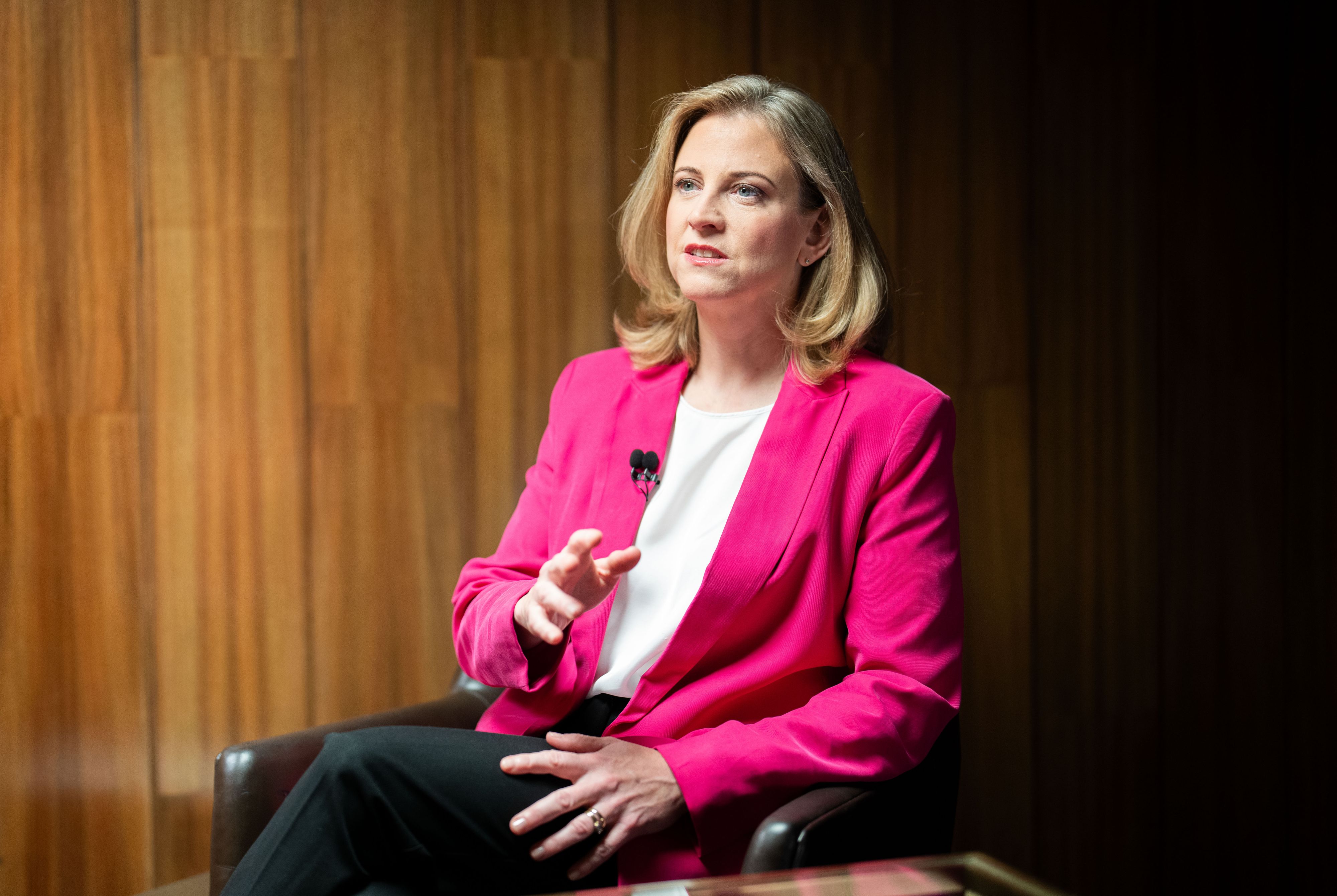 Beate Meinl-Reisinger im ORF-Sommergespräch 2023 – damals noch in einem Sprechzimmer des Parlaments. Heuer geht es für alle Kandidaten an den Traunsee.