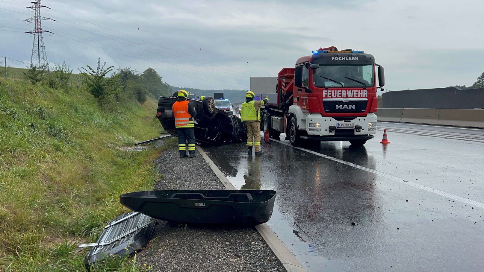 Das Fahrzeug kam von der Straße ab und überschlug sich. Vier Personen wurden bei dem Unfall verletzt.