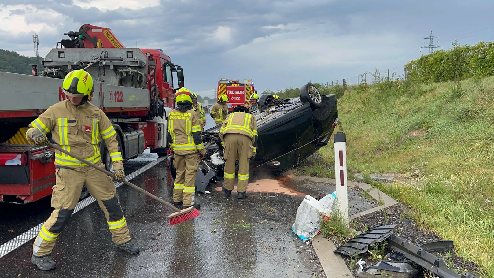 Das Fahrzeug kam von der Straße ab und überschlug sich. Vier Personen wurden bei dem Unfall verletzt.