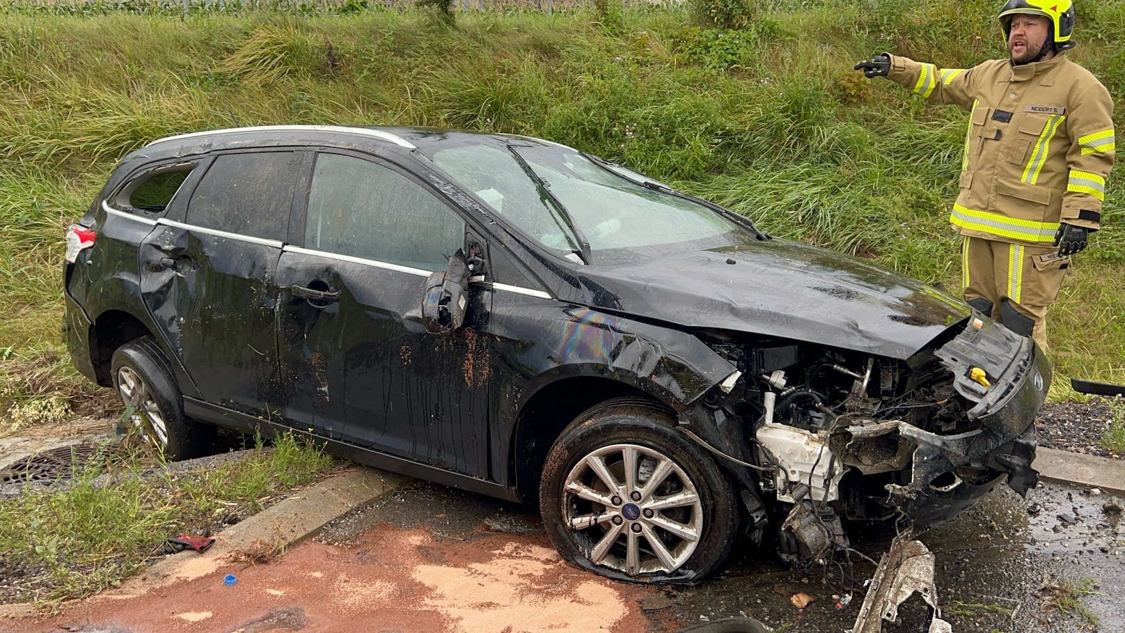 Das Fahrzeug kam von der Straße ab und überschlug sich. Vier Personen wurden bei dem Unfall verletzt.