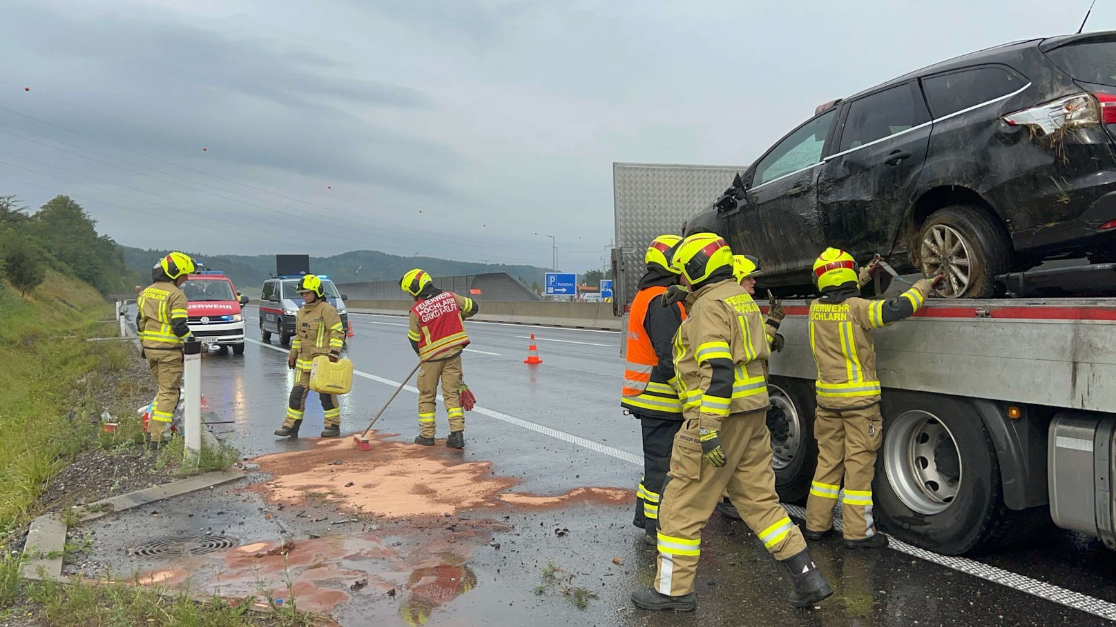 Bei dem Unfall ist auch Betriebsmittel ausgetreten. Die Feuerwehr übernahm die Reinigung der Straße und barg das Fahrzeug.