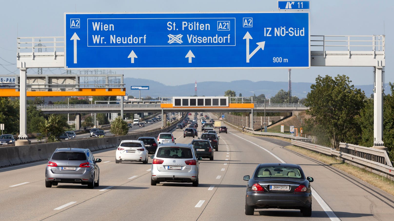 Weniger Lkw, dafür mehr Pkw auf Autobahnen unterwegs