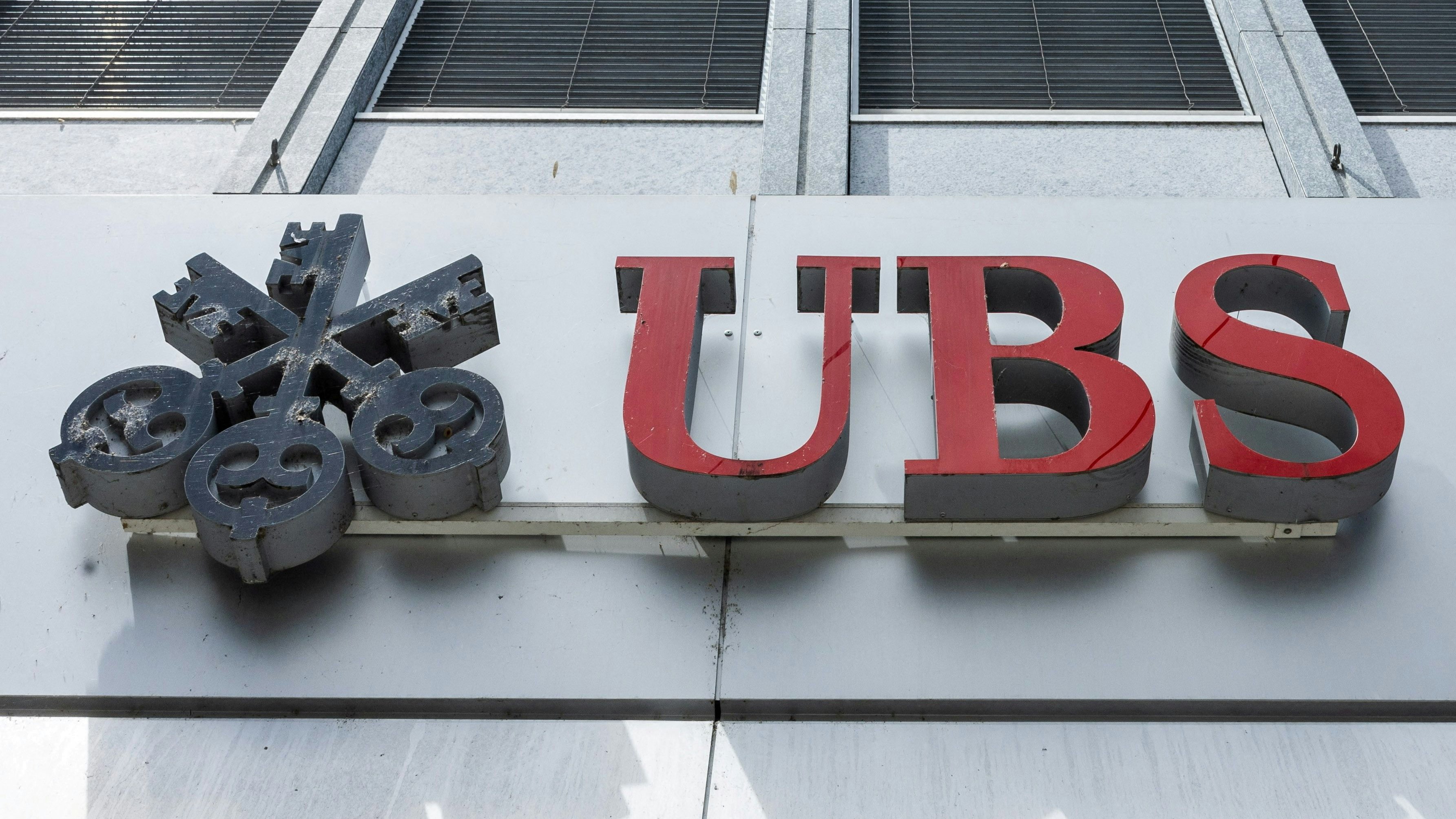 Vom Bund unterstützt, zu der treuen Kundschaft knallhart: Die UBS sorgt derzeit für Fassungslosigkeit.