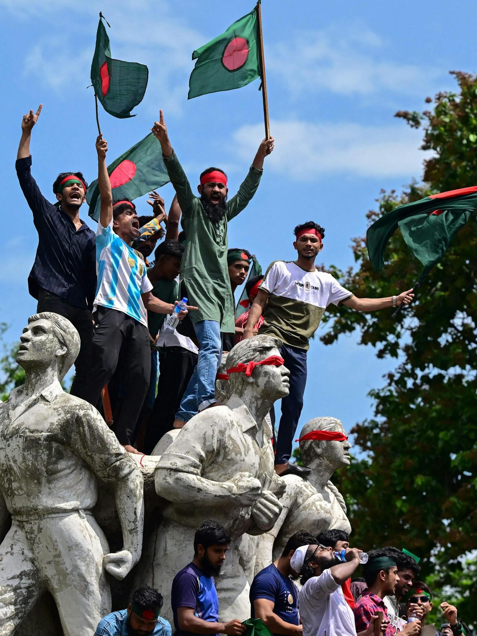 In Bangladesch demonstrieren Tausende gegen die Regierung. Einige Demonstranten haben den Amtssitz in Dhaka gestürmt.