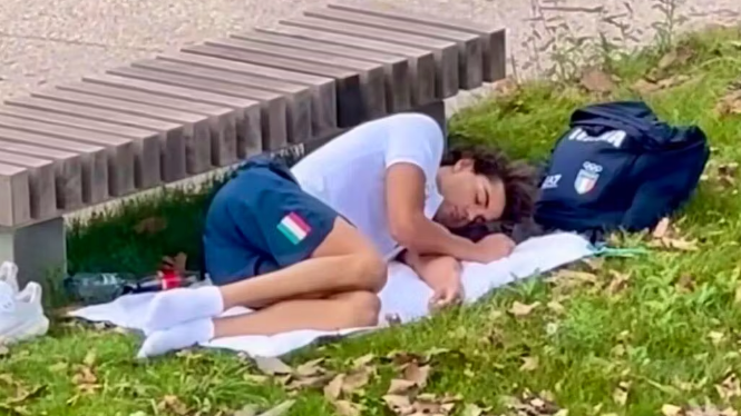 Auf der Wiese ist es für Schwimm-Star Thomas Ceccon anscheinend angenehmer.