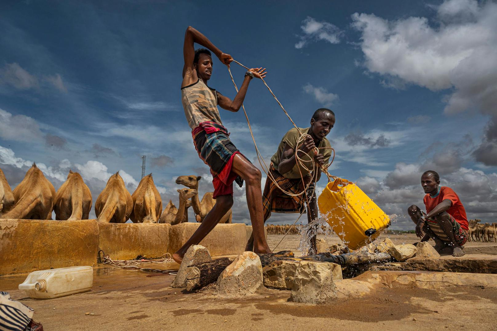 Äthiopier holen Wasser aus einem Brunnen in Bulale, nahe der Grenze zu Somalia.