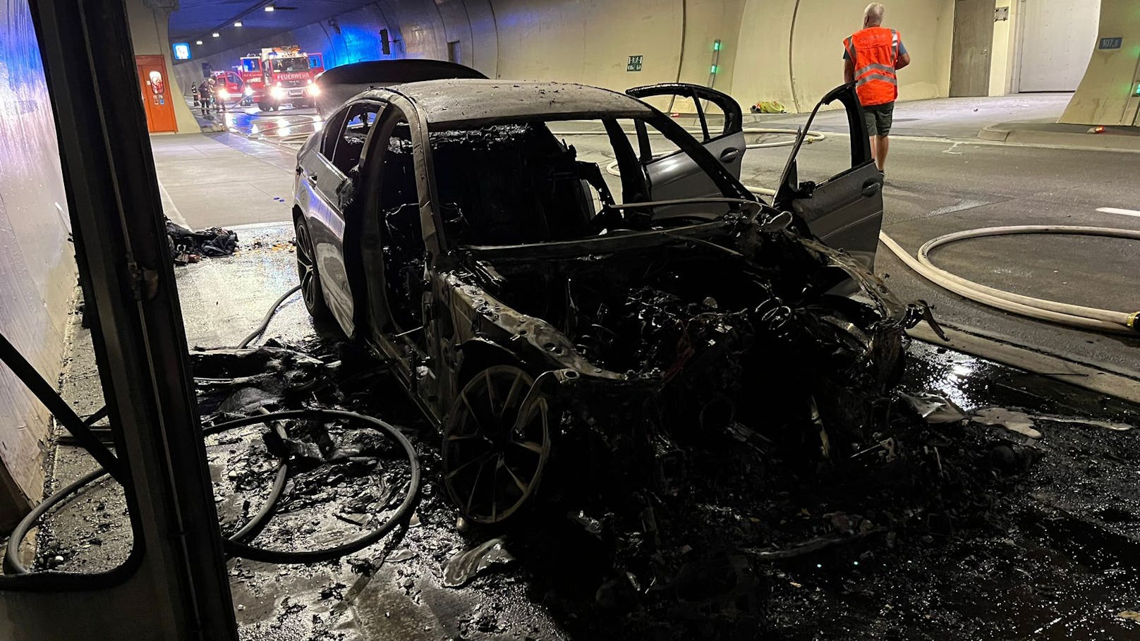 Im Katschbergtunnel ging am Sonntagabend ein Fahrzeug in Flammen auf.