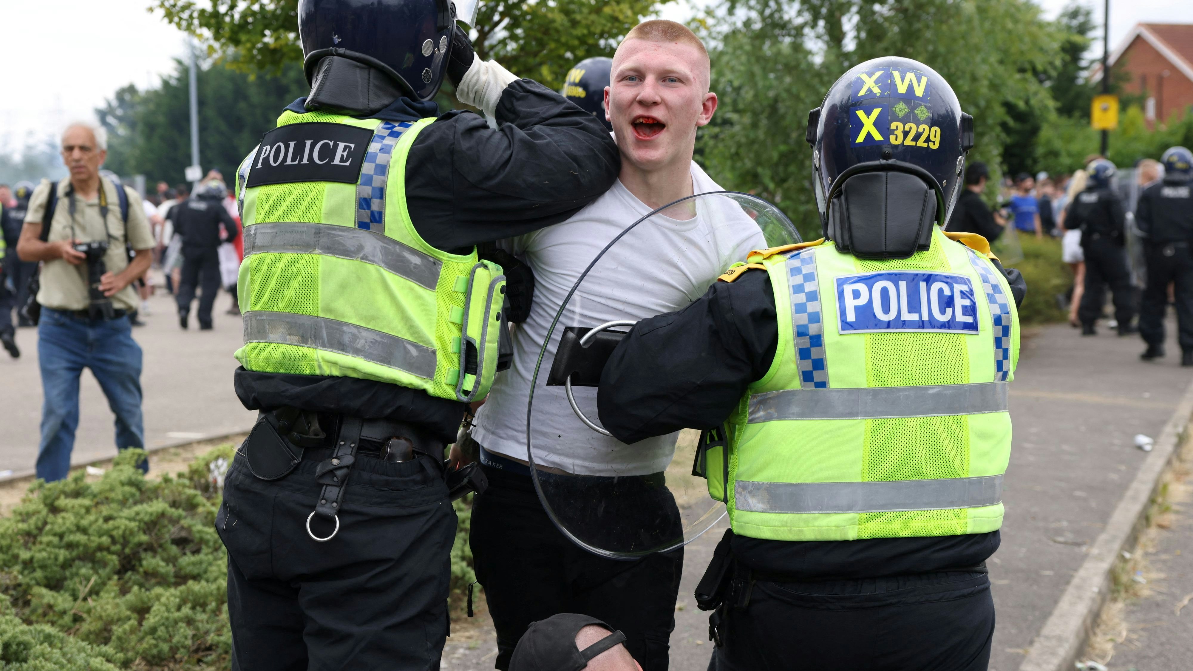 Am Rande der Krawallen nimmt die Polizei einen Demonstranten in Rotherham (im Norden Englands) fest.