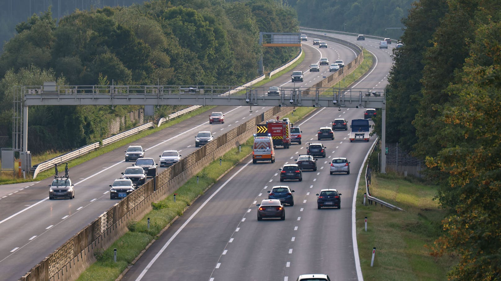 Drei Feuerwehren wurden Sonntagabend zu einem schweren Verkehrsunfall auf die A1 Westautobahn bei Seewalchen am Attersee (Bezirk Vöcklabruck) alarmiert.