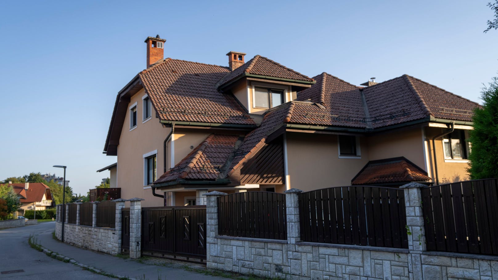 Ein unscheinbares Einfamilienhaus in der Nähe von Ljubljana, wie es auch in Österreich in fast jeder Gemeinde zu finden ist – hier wohnten die Dultsevs