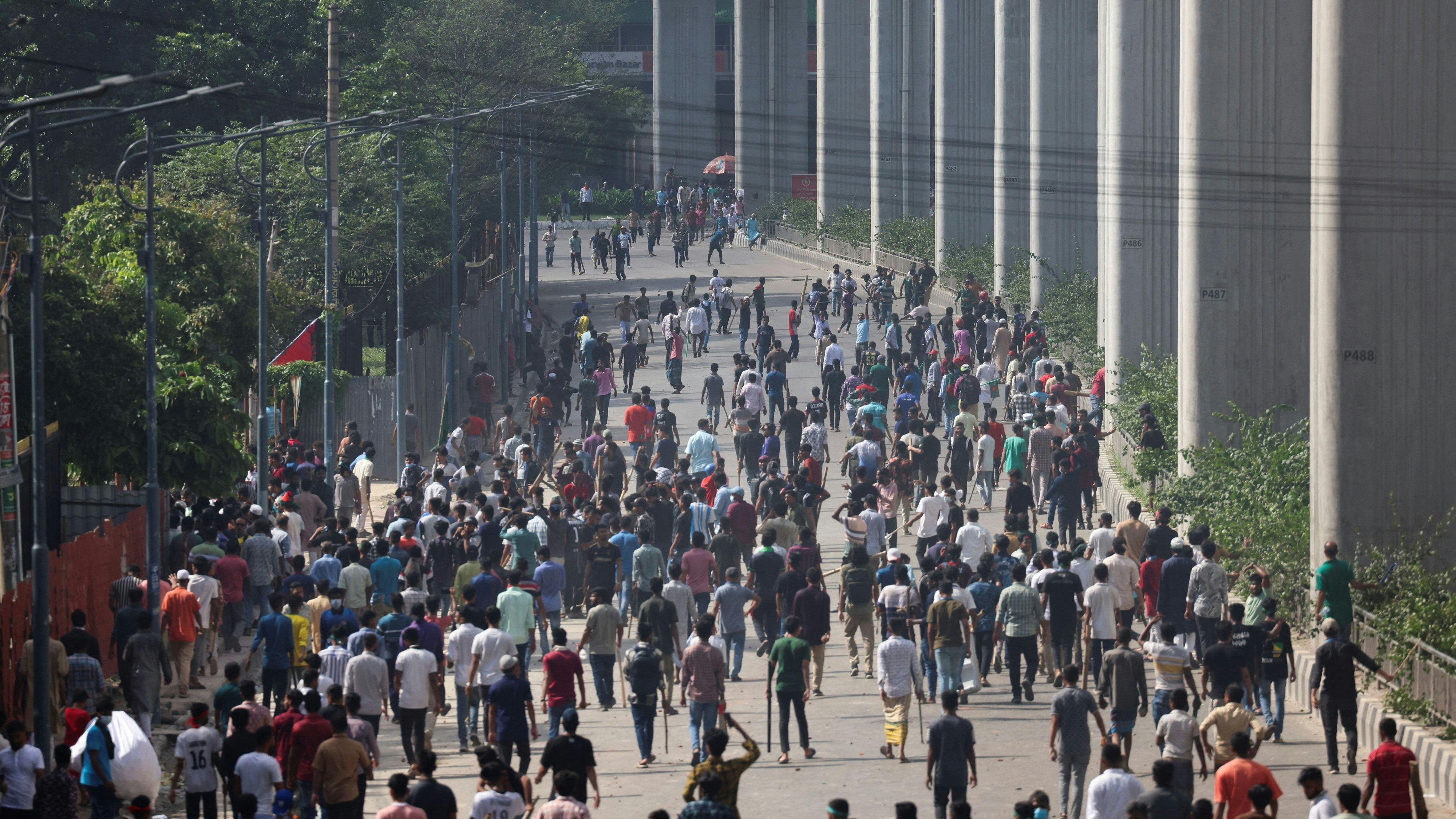 Protesters clash with police and the pro-government supporters, after anti-quota protester demanding the stepping down of the Bangladeshi Prime Minister Sheikh Hasina at the Bangla Motor area, in Dhaka, Bangladesh, August 4, 2024. REUTERS/Stringer