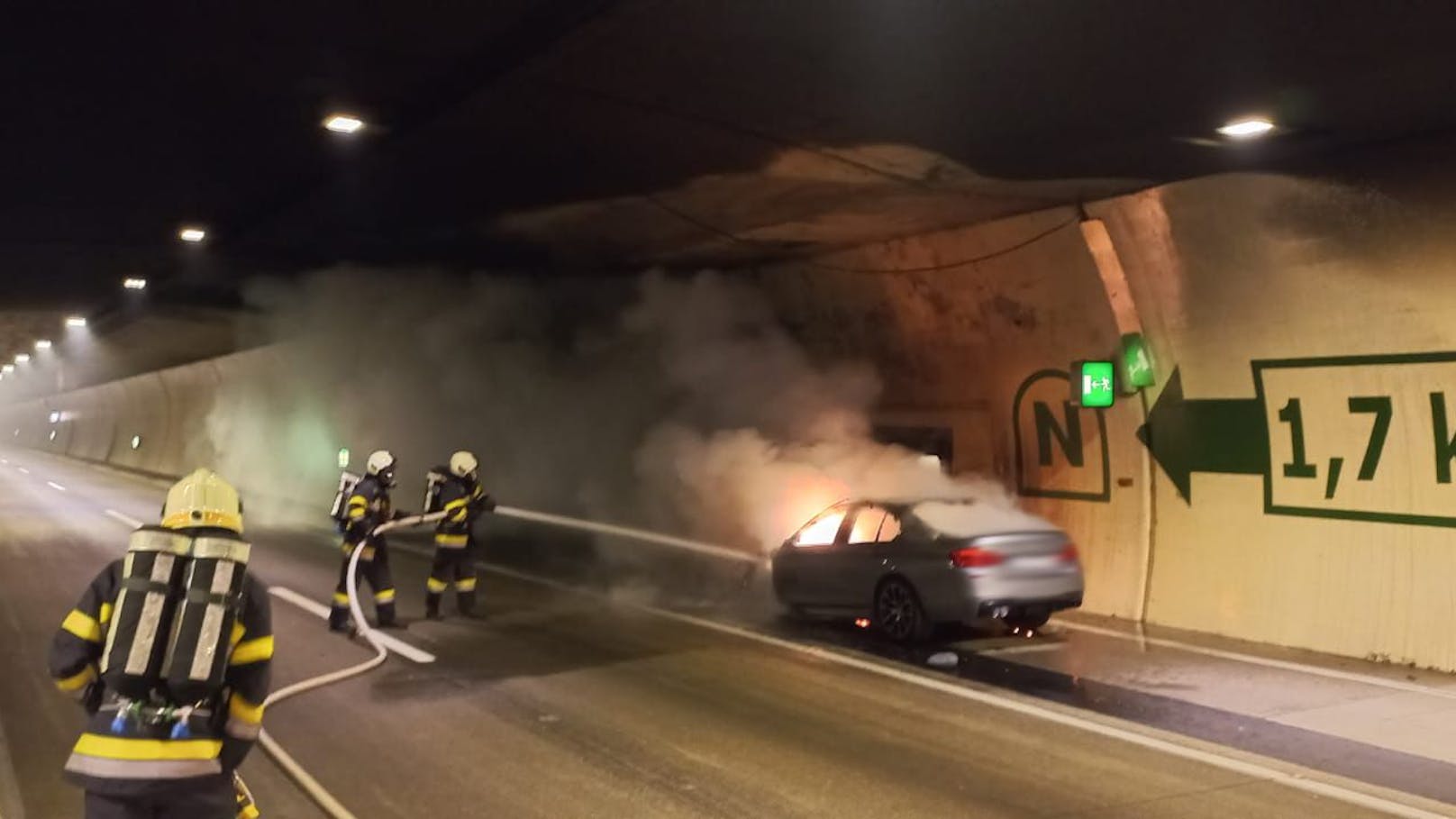 Auto fängt im Tunnel Feuer, 170 Personen evakuiert