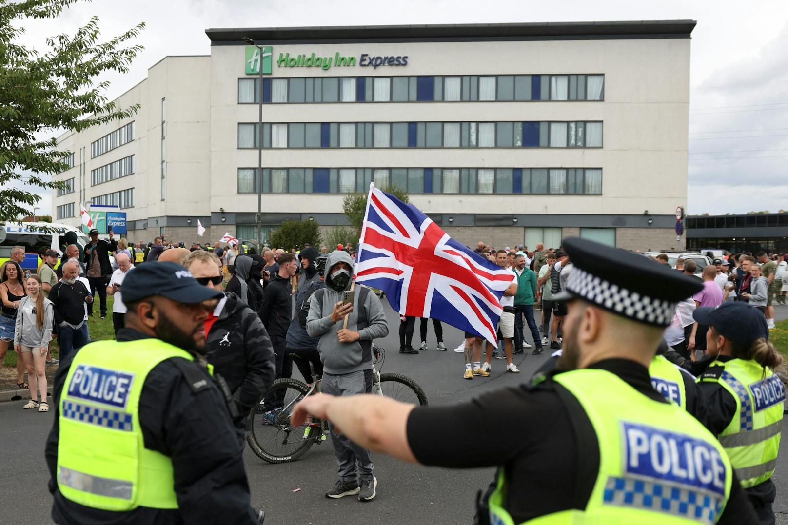 So kam es u.a. am 4. August in Rotherham zu einer Straßenschlacht mit der Polizei um ein Hotel, das Asylwerber beherbergt.