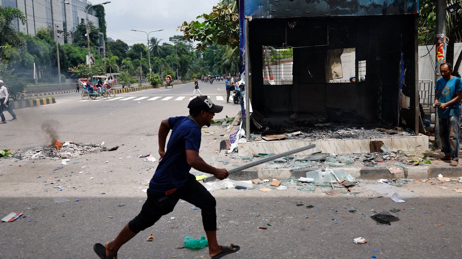 In Bangladesch demonstrieren Tausende gegen die Regierung. Einige Demonstranten haben den Amtssitz in Dhaka gestürmt.