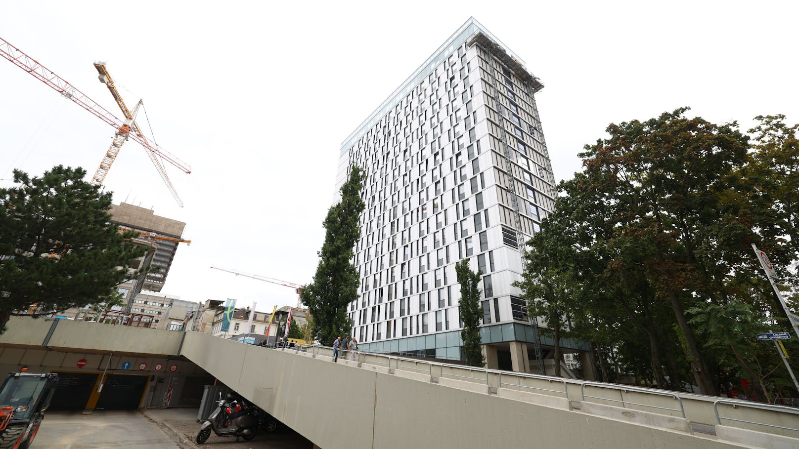 Das neu sanierte Bürogebäude am gemeinsamen Standort des Universitätsklinikums AKH Wien und der MedUni Wien.