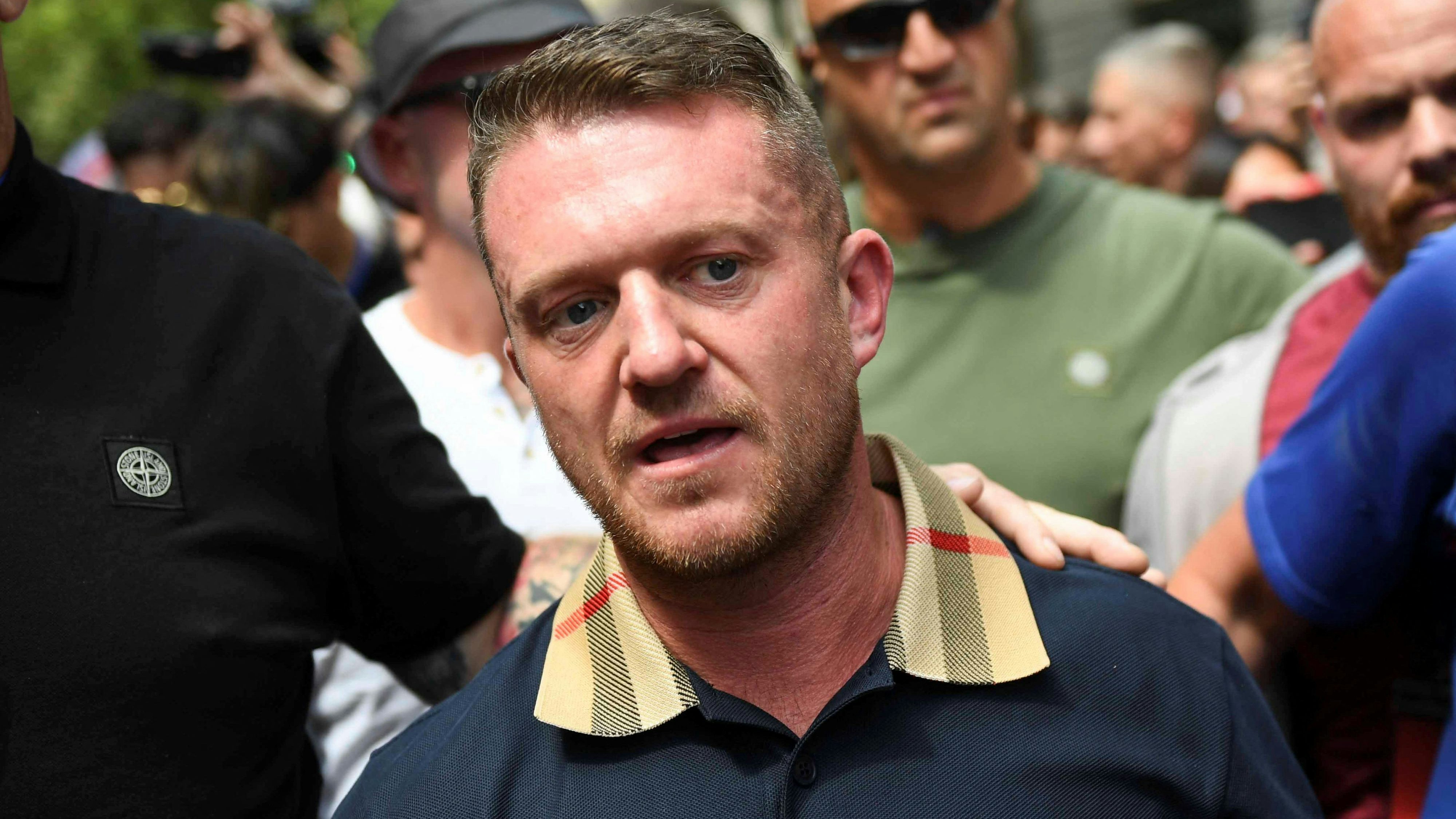 Gilt als einer der Drahtzieher hinter den Protestaktionen in Großbritannien: der Rechtsextreme Tommy Robinson, hier bei einer Kundgebung am 27. Juli 2024 in London