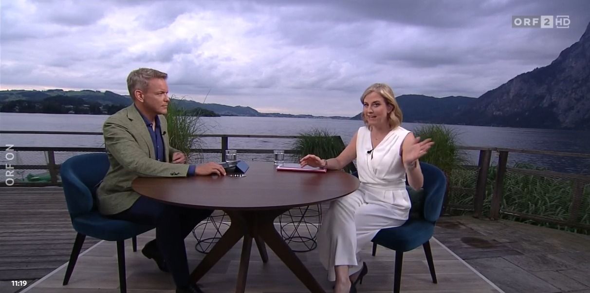 Wespen-Angriff: ORF-Moderator Martin Thür mit NEOS-Chefin Beate Meinl-Reisinger beim ORF-