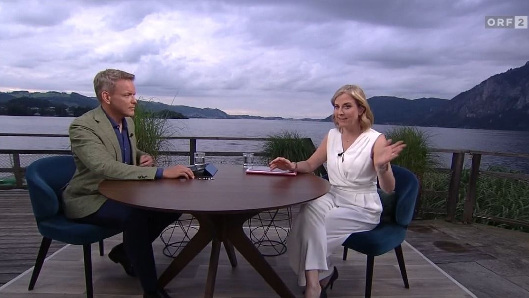 Wespen-Angriff: ORF-Moderator Martin Thür mit NEOS-Chefin Beate Meinl-Reisinger beim ORF-"Sommergespräch" am Traunsee.
