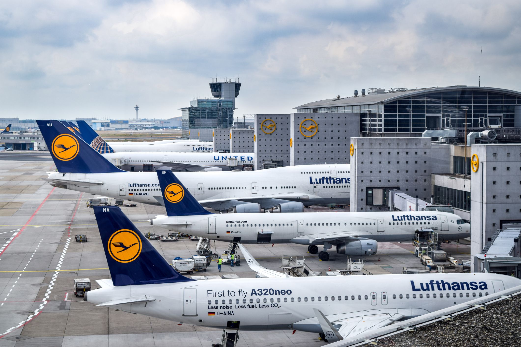 Lufthansa warnt nun erneut vor den Klimaklebern. (Symbolbild)