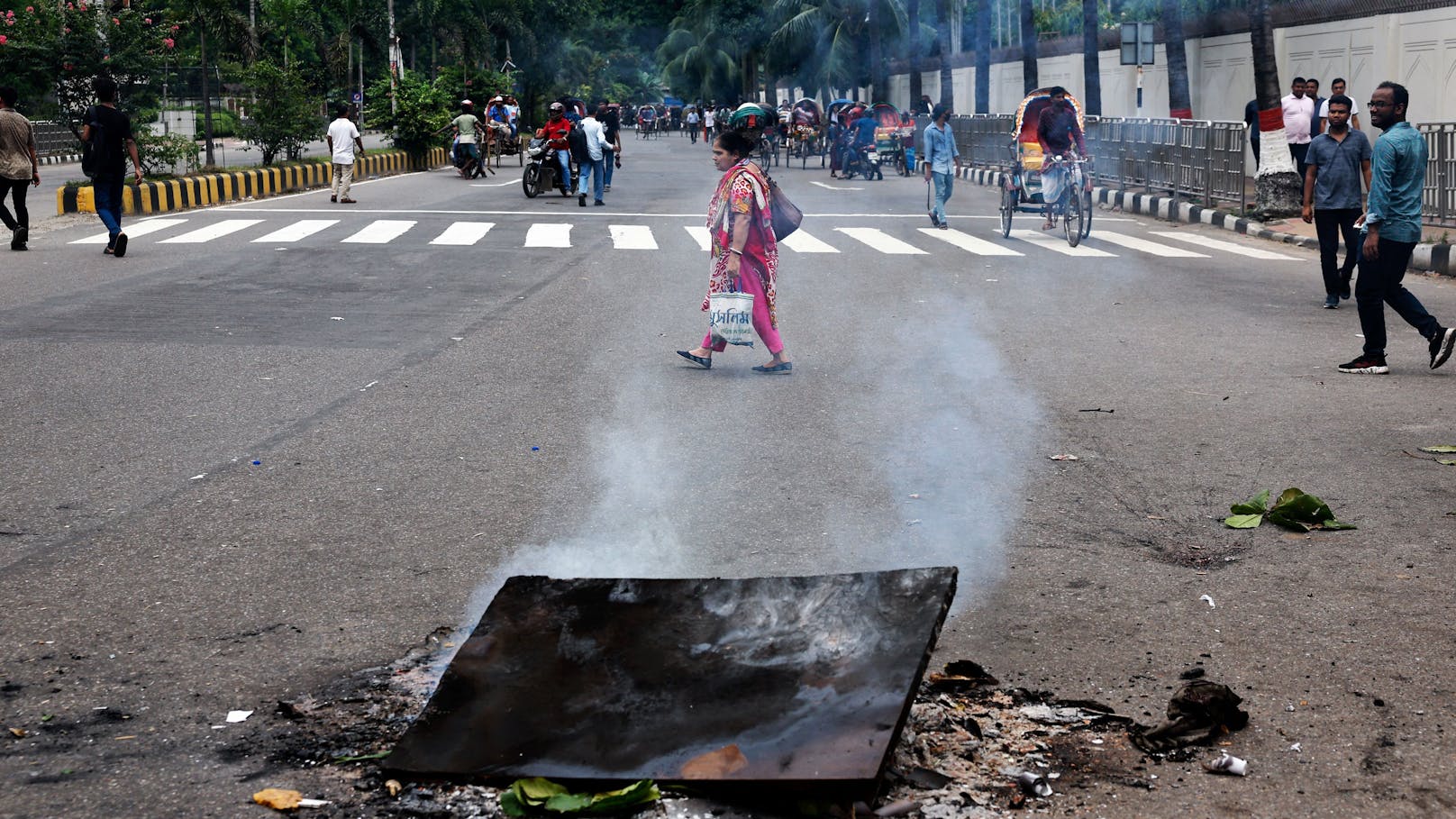 In Bangladesch demonstrieren Tausende gegen die Regierung. Einige Demonstranten haben den Amtssitz in Dhaka gestürmt.