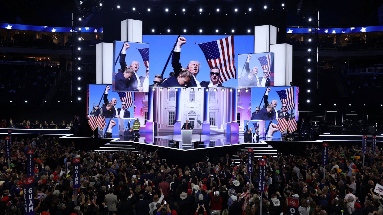 Während Donald Trump am Rednerpult steht, erscheint das Original-Bild auf den Screens hinter ihm. (Im Bild: Trump bei der Republican National Convention im Fiserv Forum Milwaukee am 18. Juli 2024.)