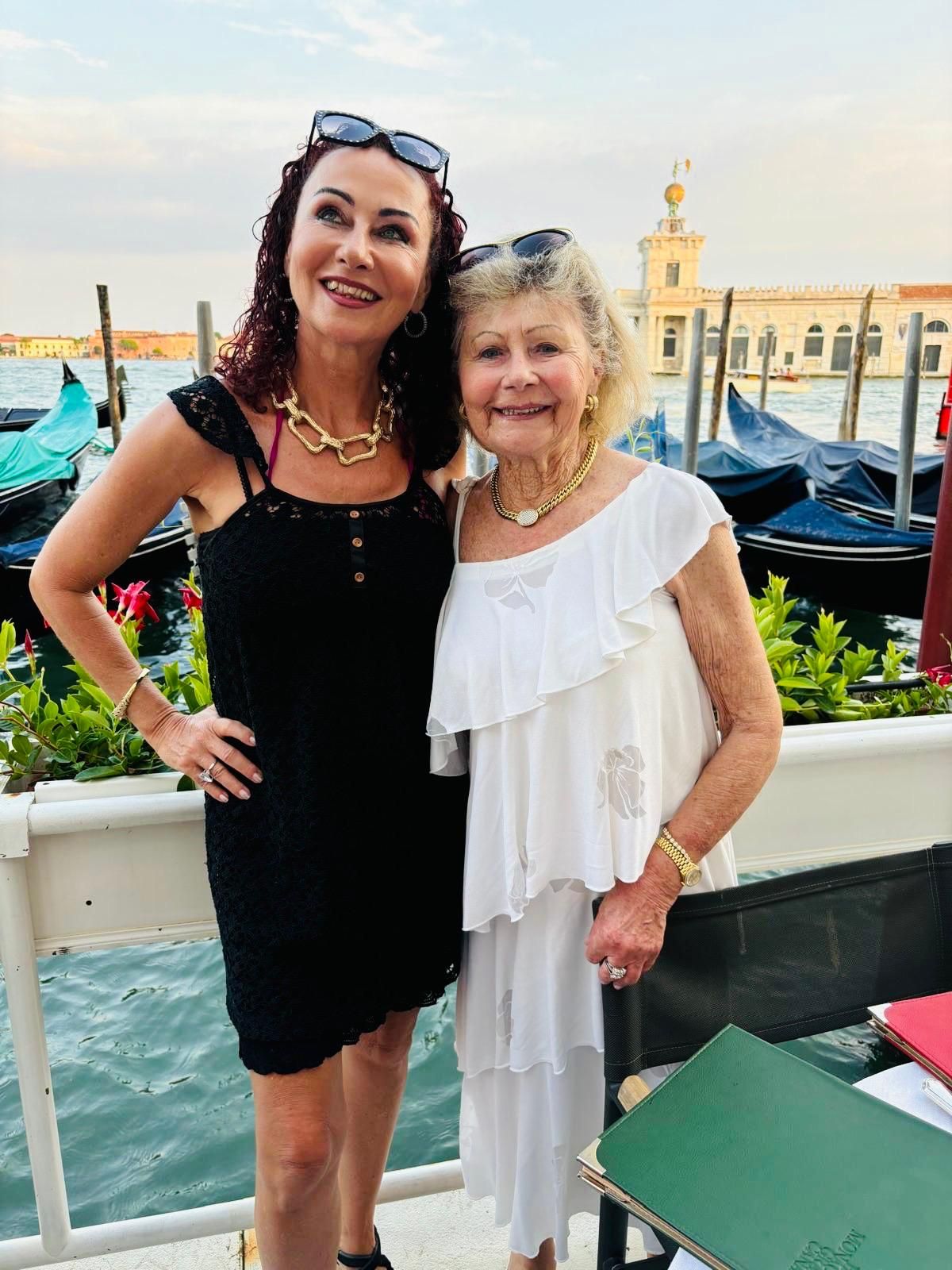 Christina Lugner hat Gesellschaft von ihrer Mutter bekommen. 