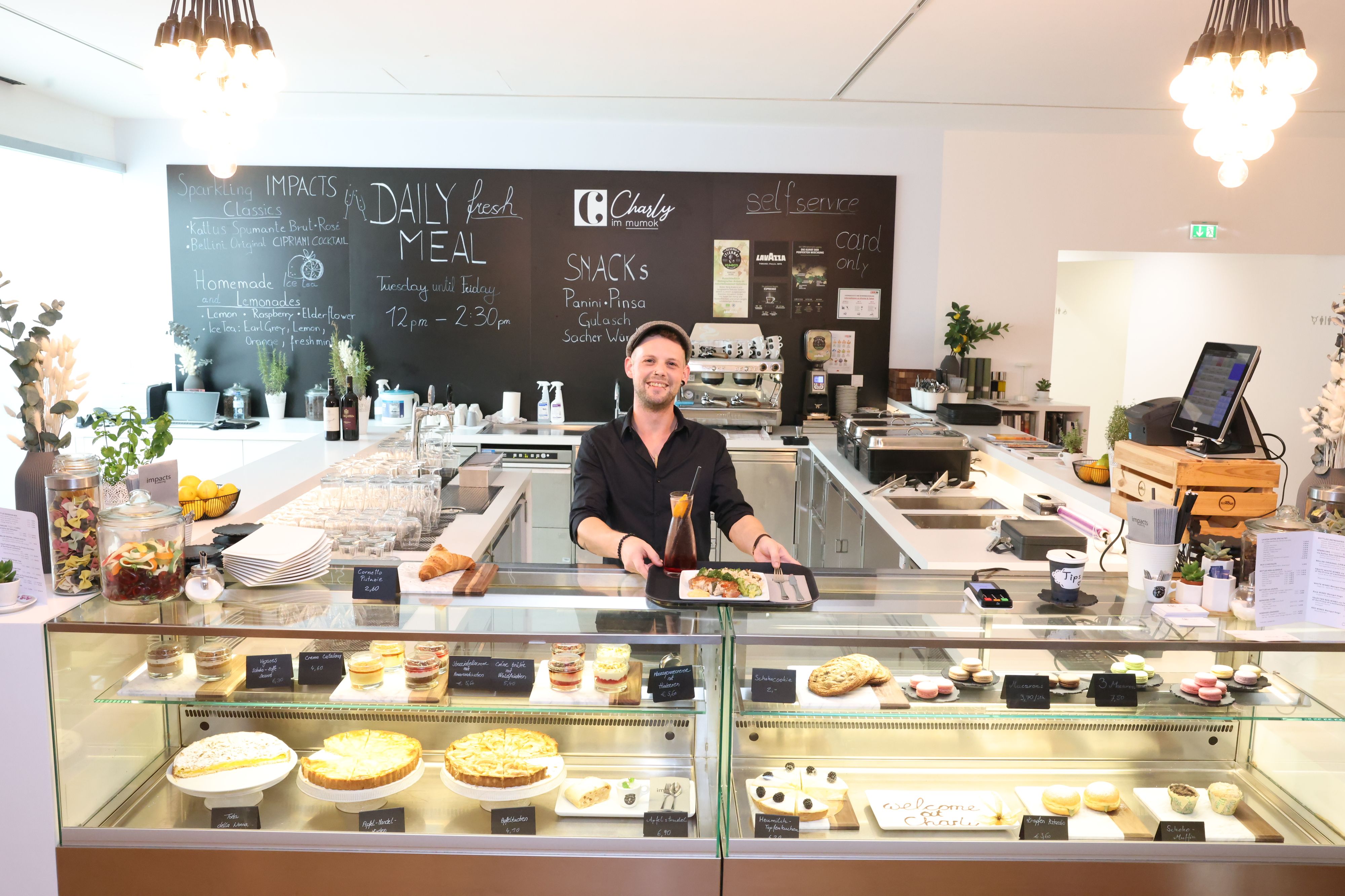 Daniel serviert im Charly Kaffee und Kuchen und zur Mittagszeit warme Gerichte