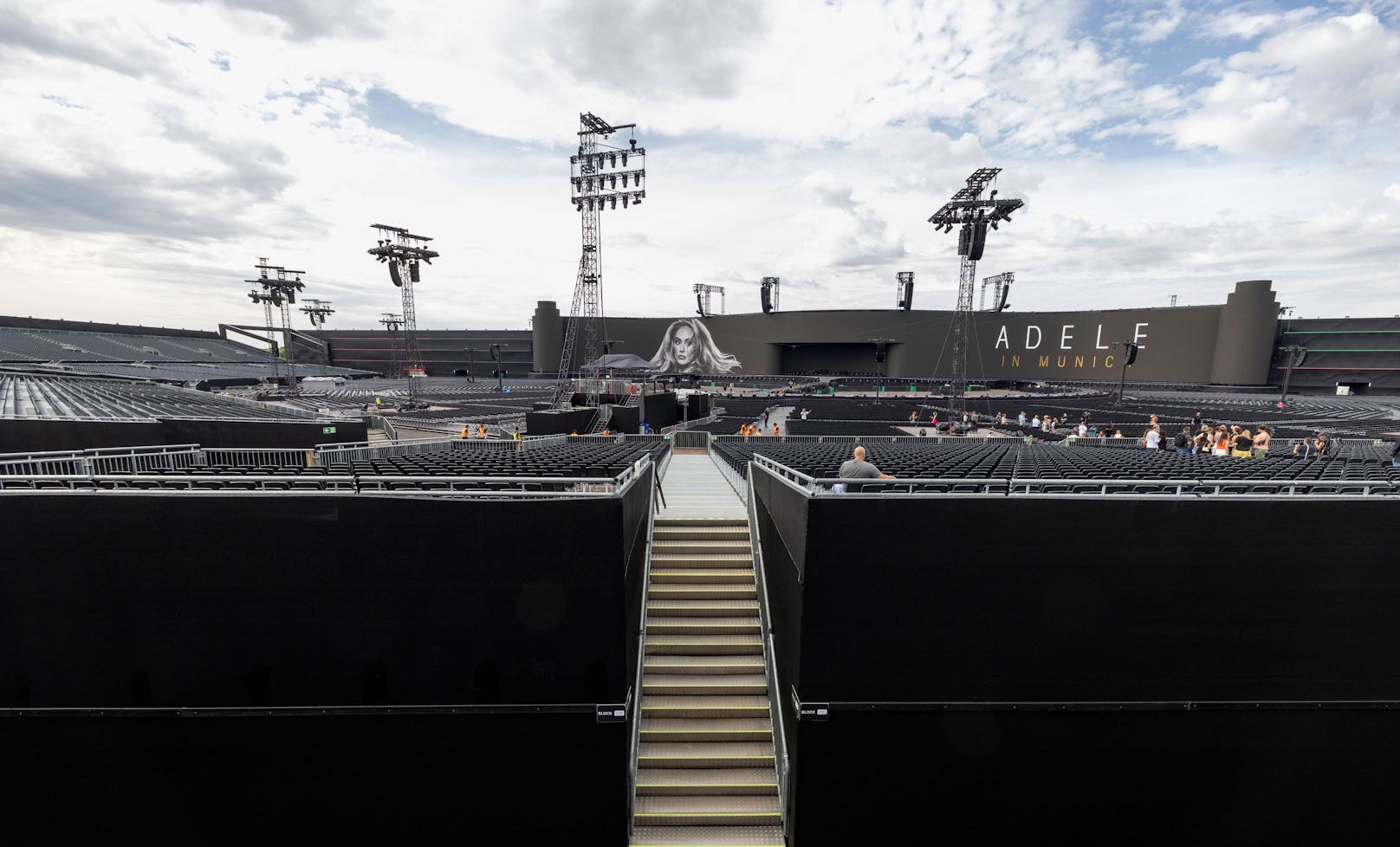 Hier ist noch alles leer und ruhig - doch wenn es losgeht, passen mehr als 70.000 Leute in das Adele-Gelände in München.