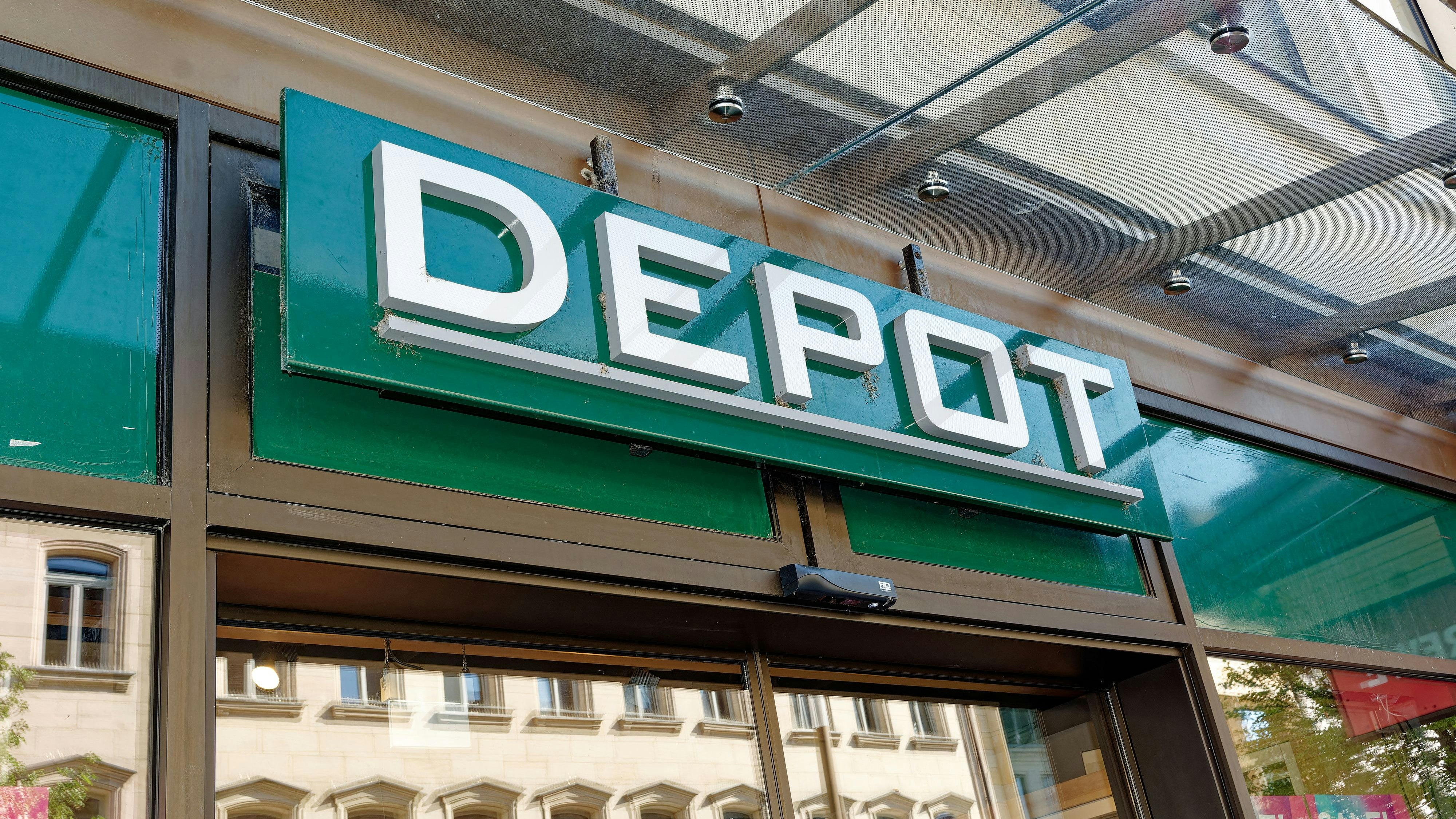 Download von www.picturedesk.com am 05.08.2024 (14:14).  Schriftzug des Einzelhandelsunternehmens DEPOT an der Fassade über einem Shop - 20240721_PD13991 - Rechteinfo: Rights Managed (RM) Nur fÃ¼r redaktionelle Nutzung!