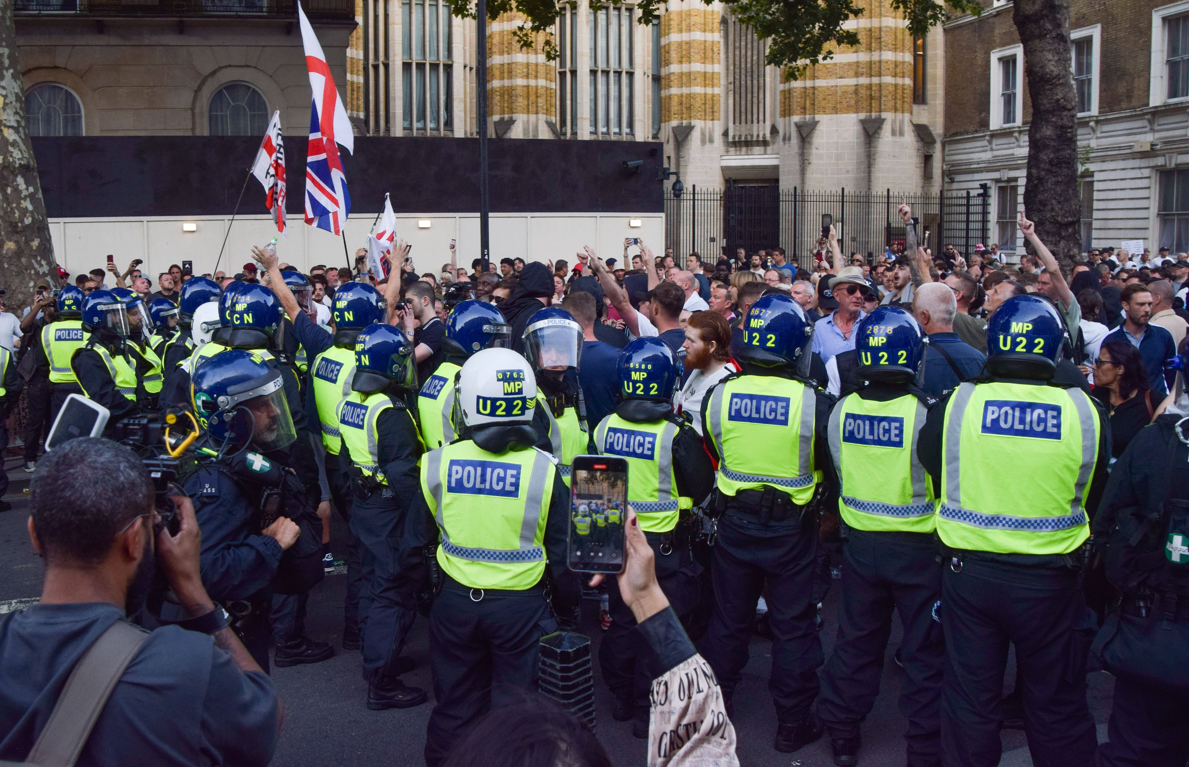 In mehreren englischen Städten kommt es seit Tagen zu gewalttätigen Protesten. 
