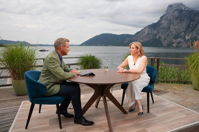 ORF-Moderator Martin Thür mit NEOS-Chefin Beate Meinl-Reisinger beim ORF-