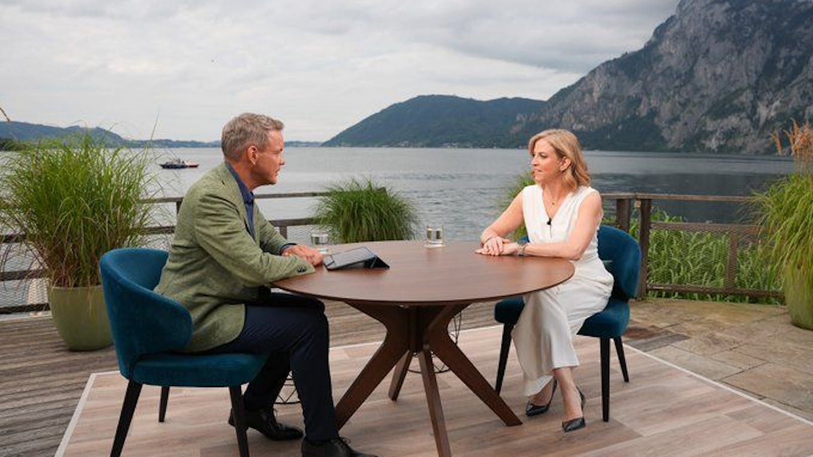 ORF-Moderator Martin Thür mit NEOS-Chefin Beate Meinl-Reisinger beim ORF-"Sommergespräch" am Traunsee.