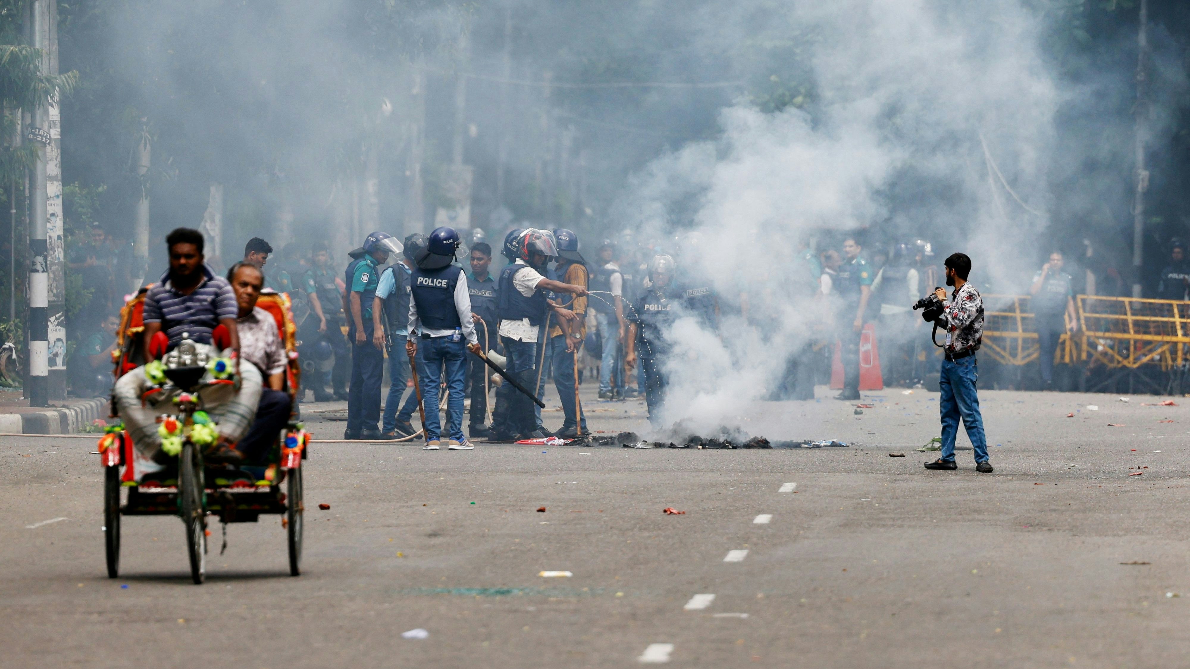 Heute.at - Mindestens 300 Tote bei Aufständen in Bangladesch