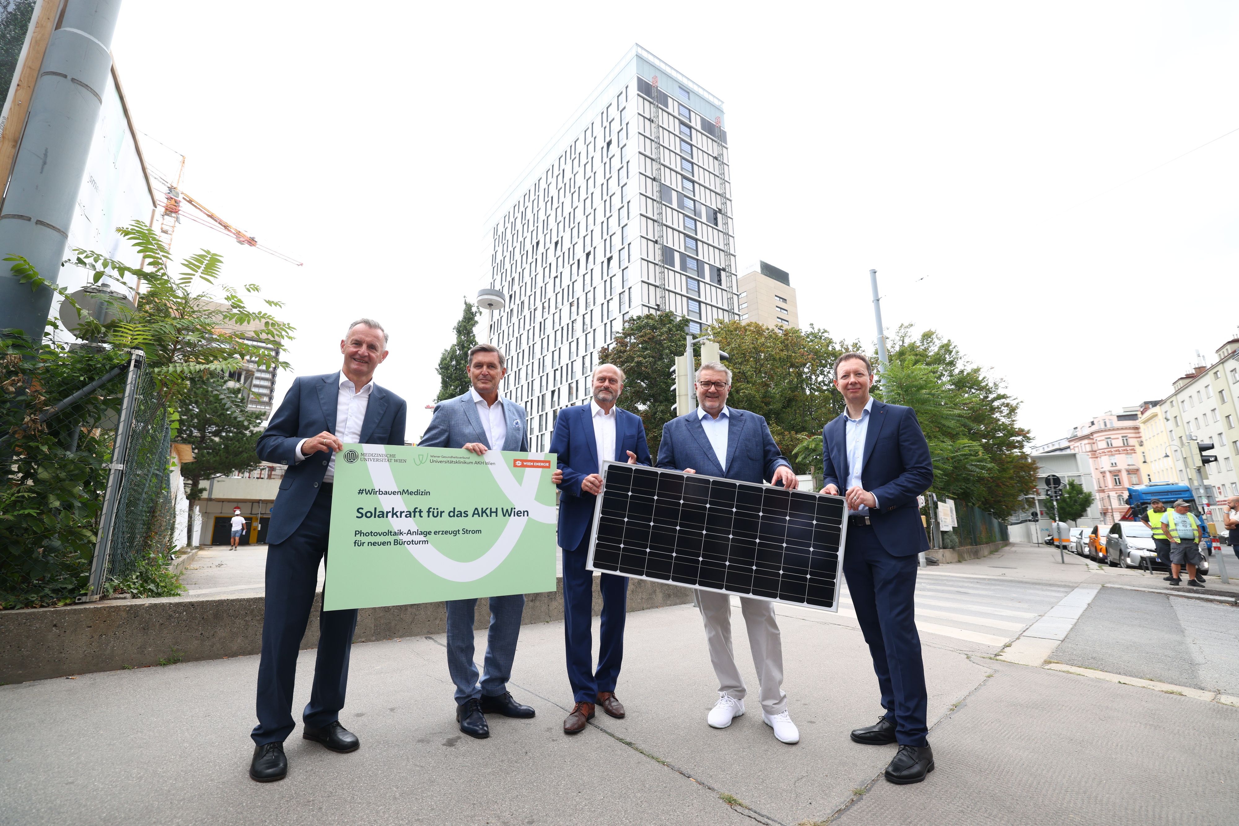 Generaldirektor der Wiener Stadtwerke Peter Weinelt, Stadtrat für Finanzen, Wirtschaft, Arbeit, Internationales und Wiener Stadtwerke Peter Hanke, AKH Wien-Direktor Herwig Wetzlinger, Gesundheitsstadtrat Peter Hacker und Wien Energie-Geschäftsführer Karl Gruber (v.l.).