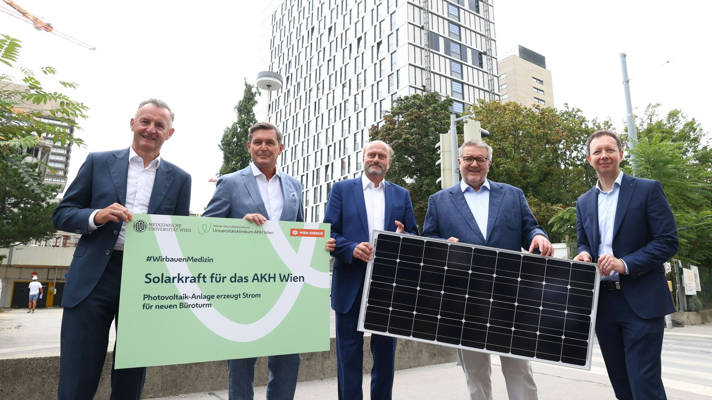 Generaldirektor der Wiener Stadtwerke Peter Weinelt, Stadtrat für Finanzen, Wirtschaft, Arbeit, Internationales und Wiener Stadtwerke Peter Hanke, AKH Wien-Direktor Herwig Wetzlinger, Gesundheitsstadtrat Peter Hacker und Wien Energie-Geschäftsführer Karl Gruber (v.l.).